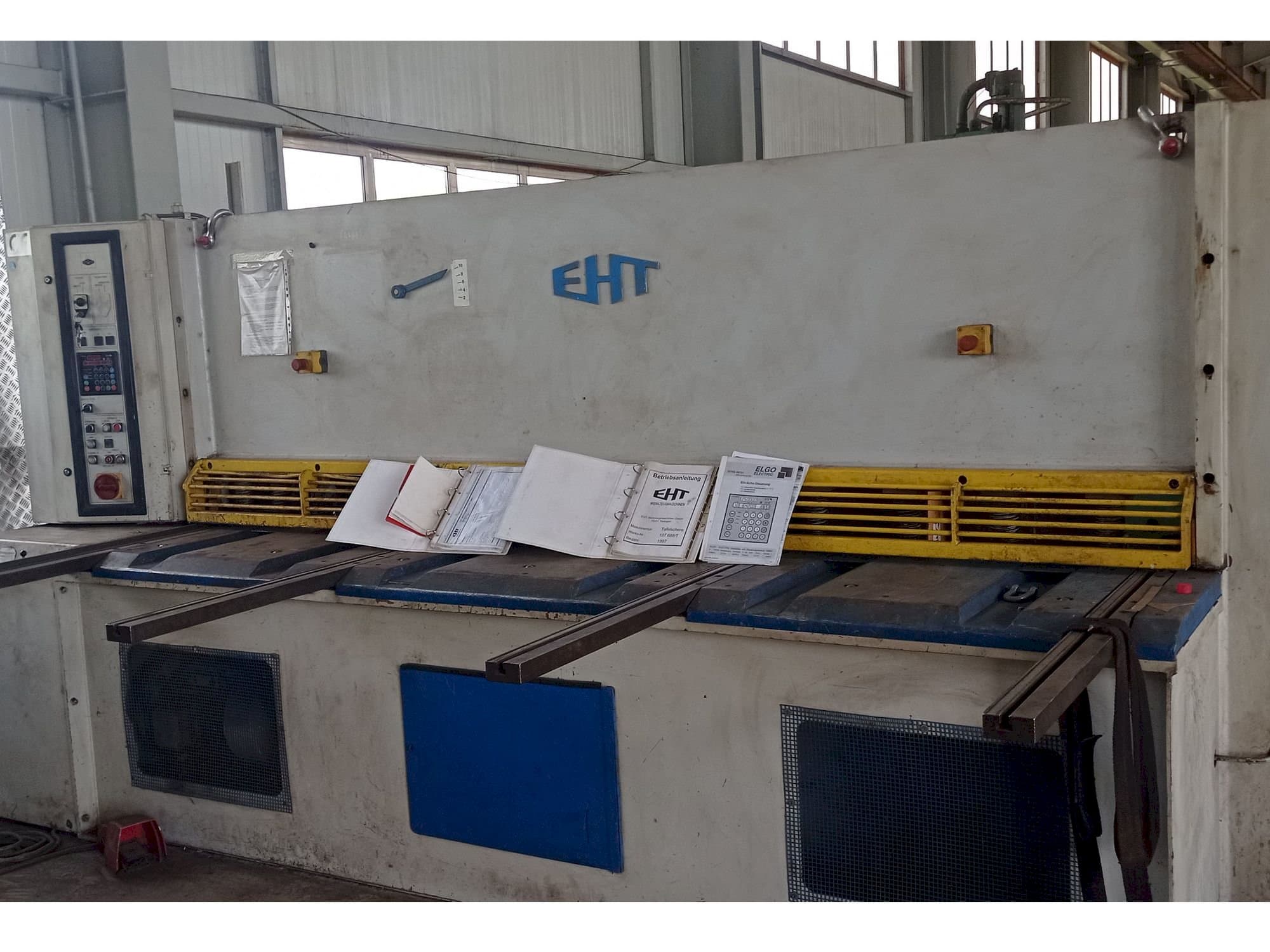 Vista Frontal  da EHT Ecocut 10-31  máquina