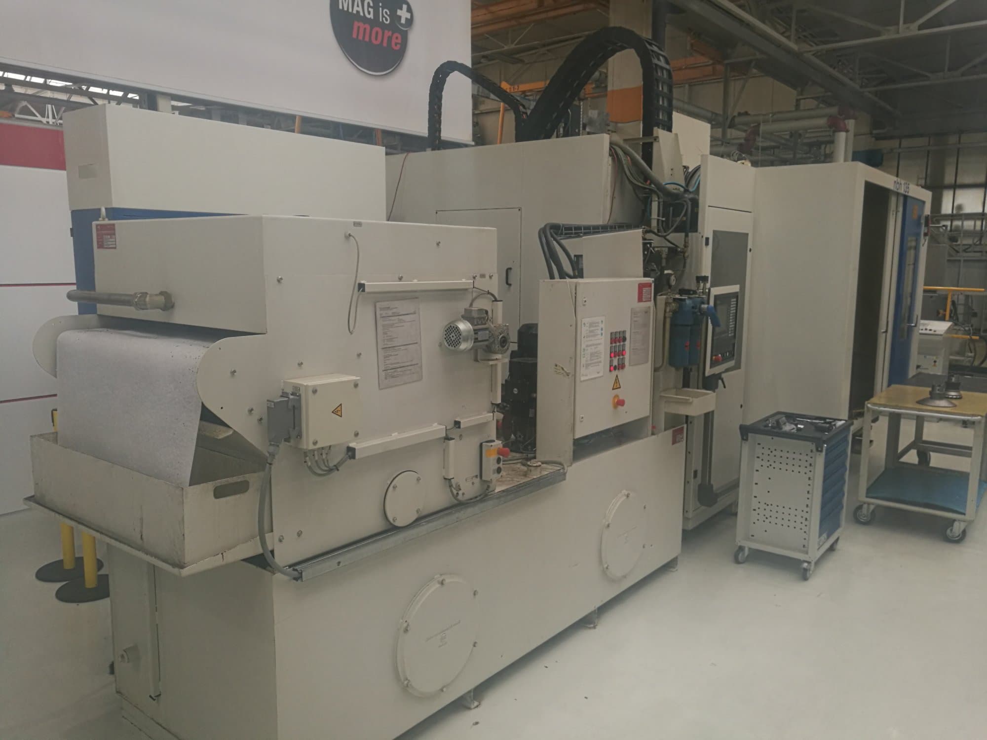 Vista Esquerda  da Hueller Hille NBH 135  máquina