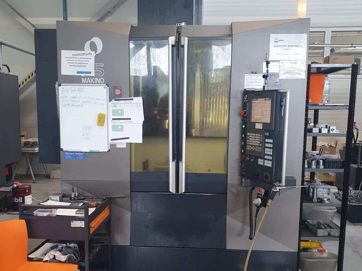 Vista Frontal  da Makino F5  máquina