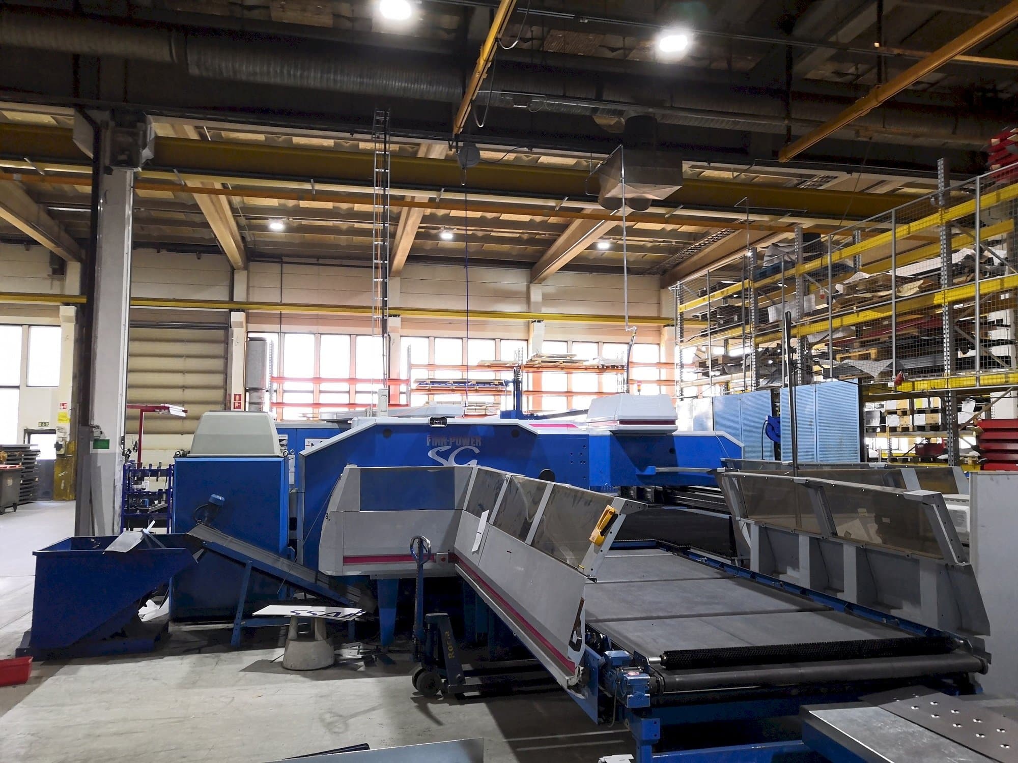 Vista Frontal  da Finn-Power SG6  máquina