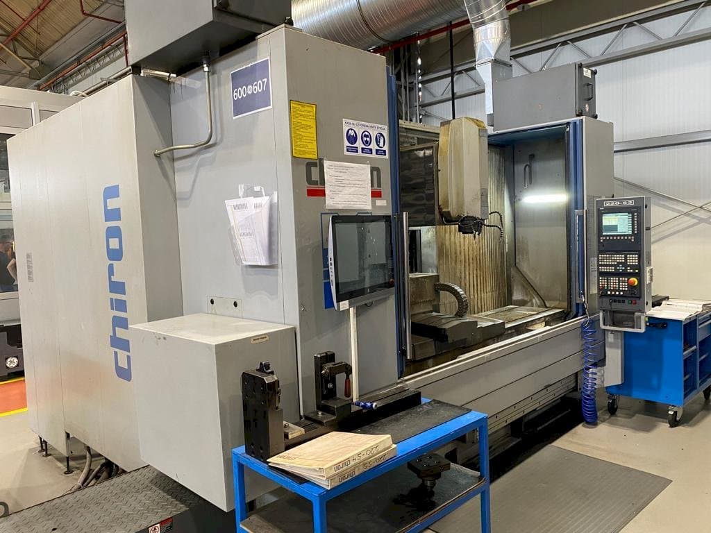 Vista Frontal  da CHIRON MILL 2000  máquina