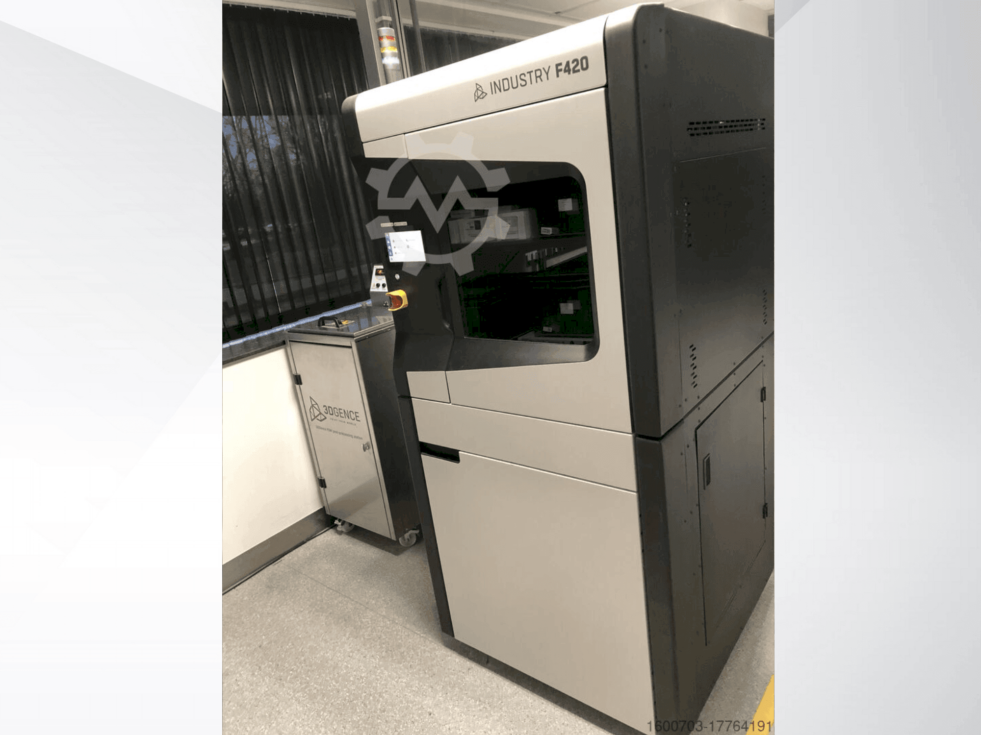 Vista Frontal  da 3DGENCE Industry F420  máquina