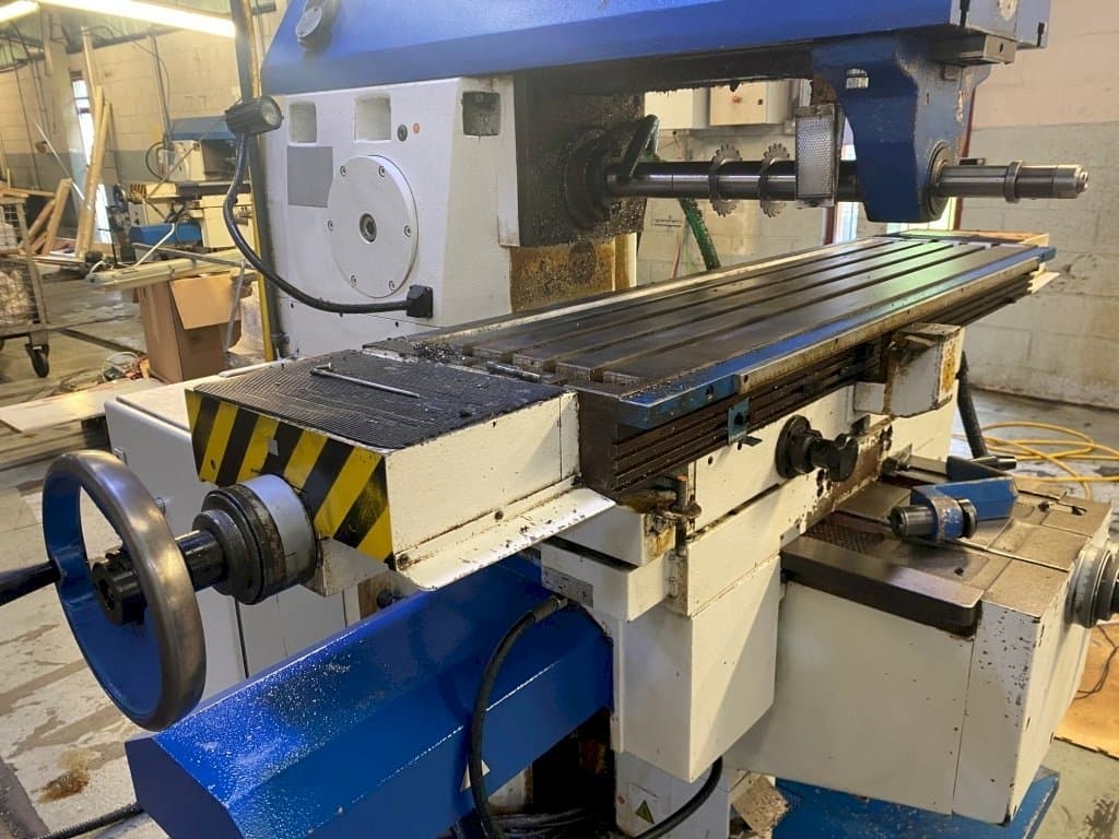 Vista Frontal  da TOS Olomouc FGU 32  máquina