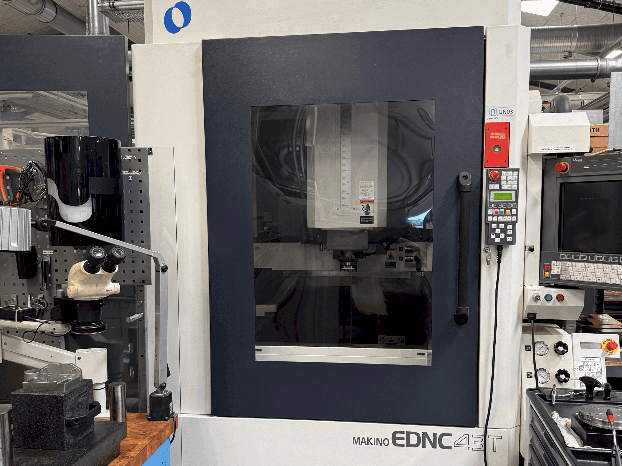 Vista Frontal  da Makino EDNC 43T incl. Erowa Robot 120 pcs  máquina