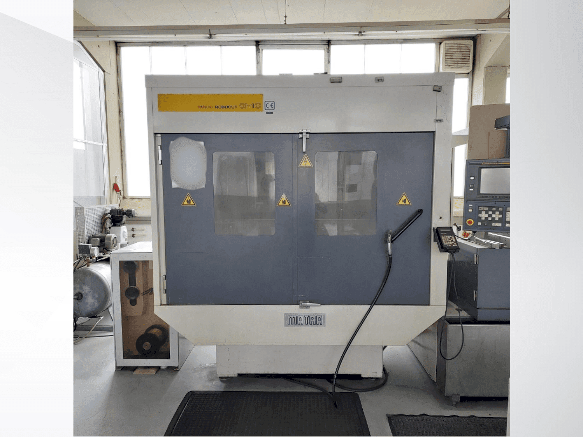 Vista Frontal  da FANUC Robocut Alpha 1C  máquina