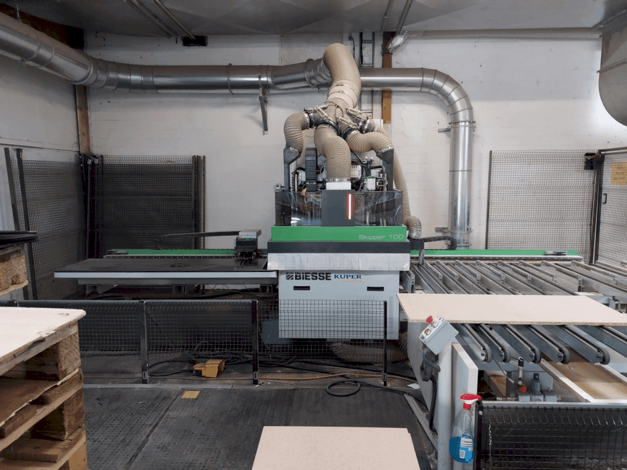 Vista Frontal  da BIESSE SKIPPER 100 L  máquina