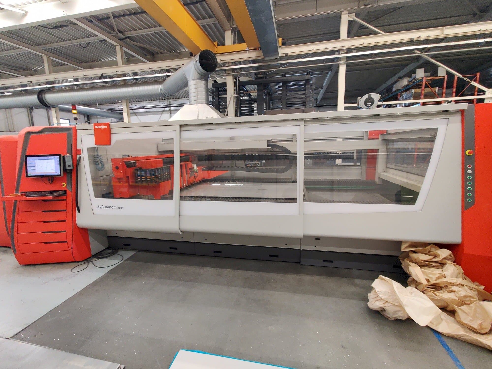 Vista Frontal  da Bystronic Autonom 3015 6kW CO2  máquina