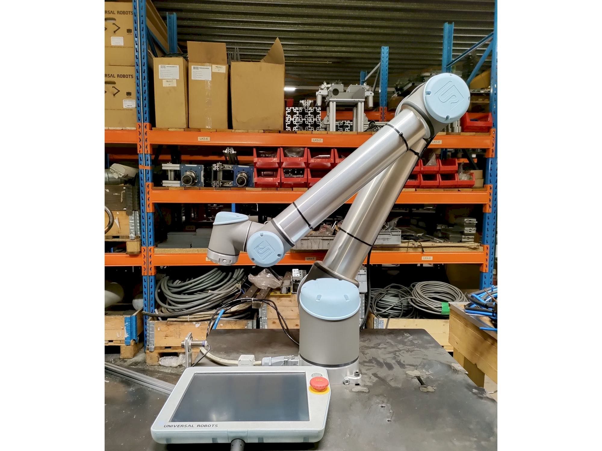 Vista Frontal  da Universal Robots UR10  máquina