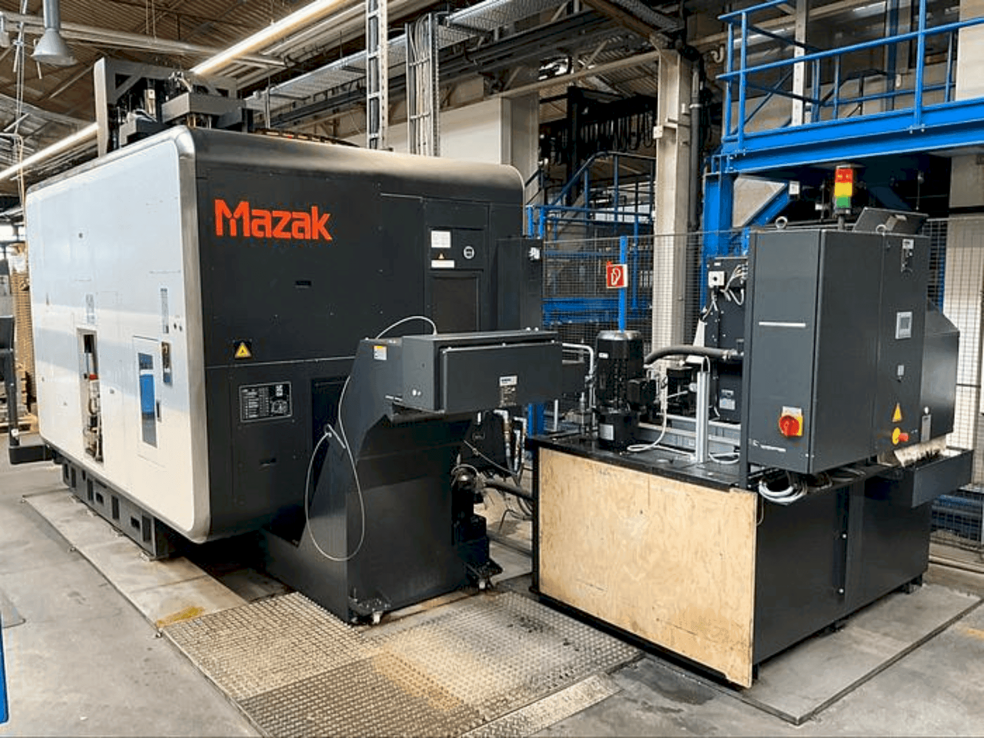 Vista Frontal  da Mazak VARIAXIS i-700  máquina