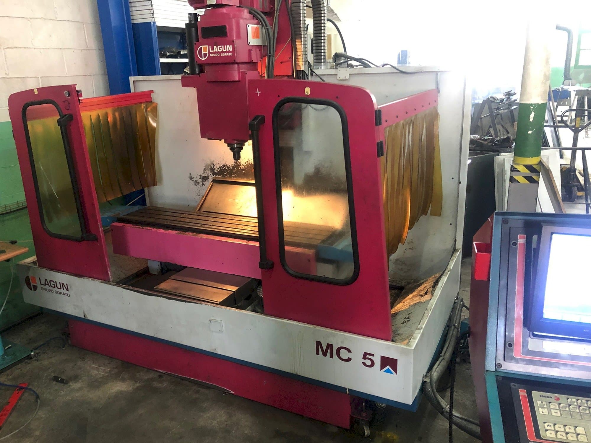 Vista Frontal  da LAGUN MC 5  máquina
