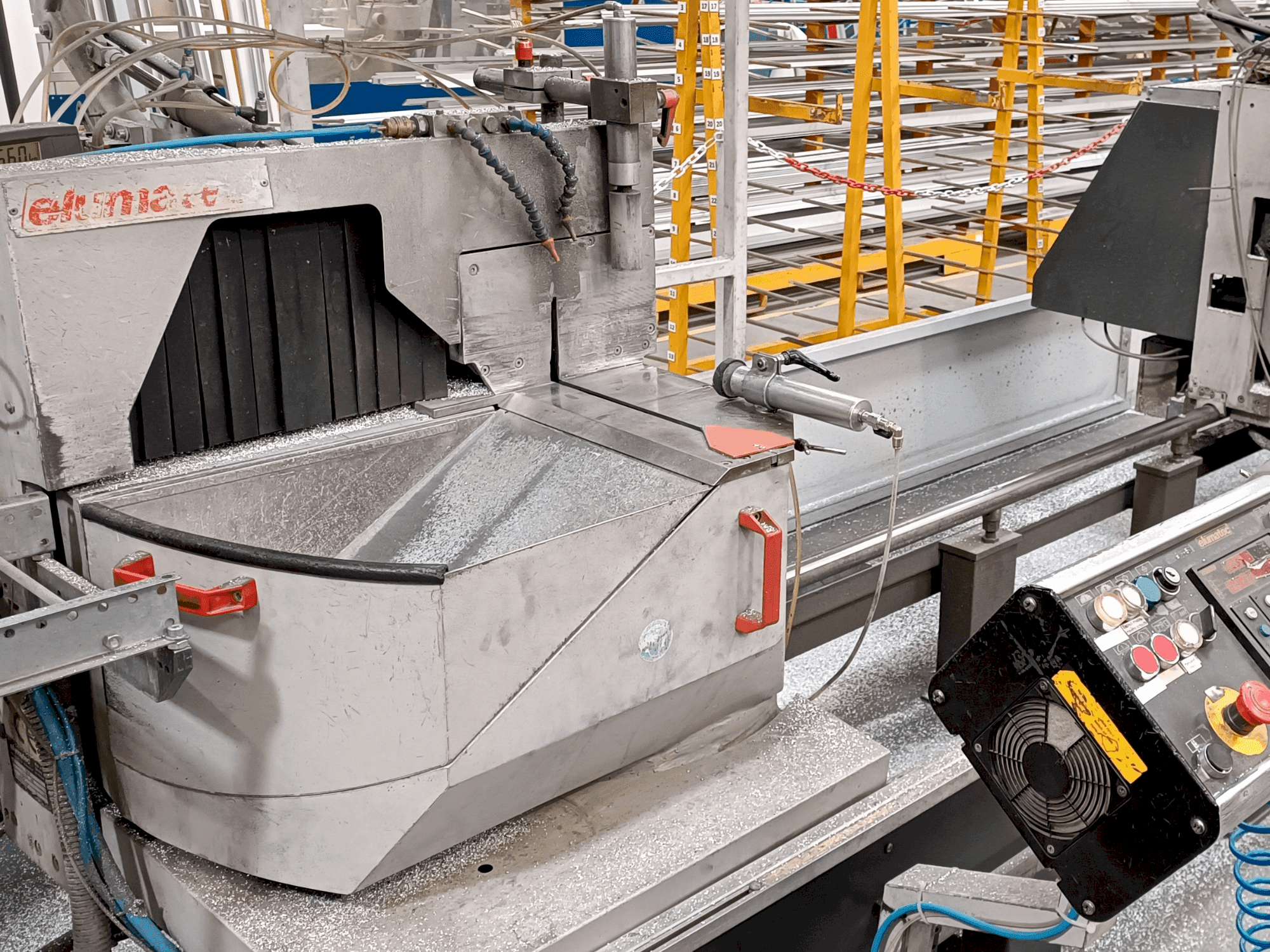 Vista Frontal  da Elumatec DG 104/02 E255  máquina