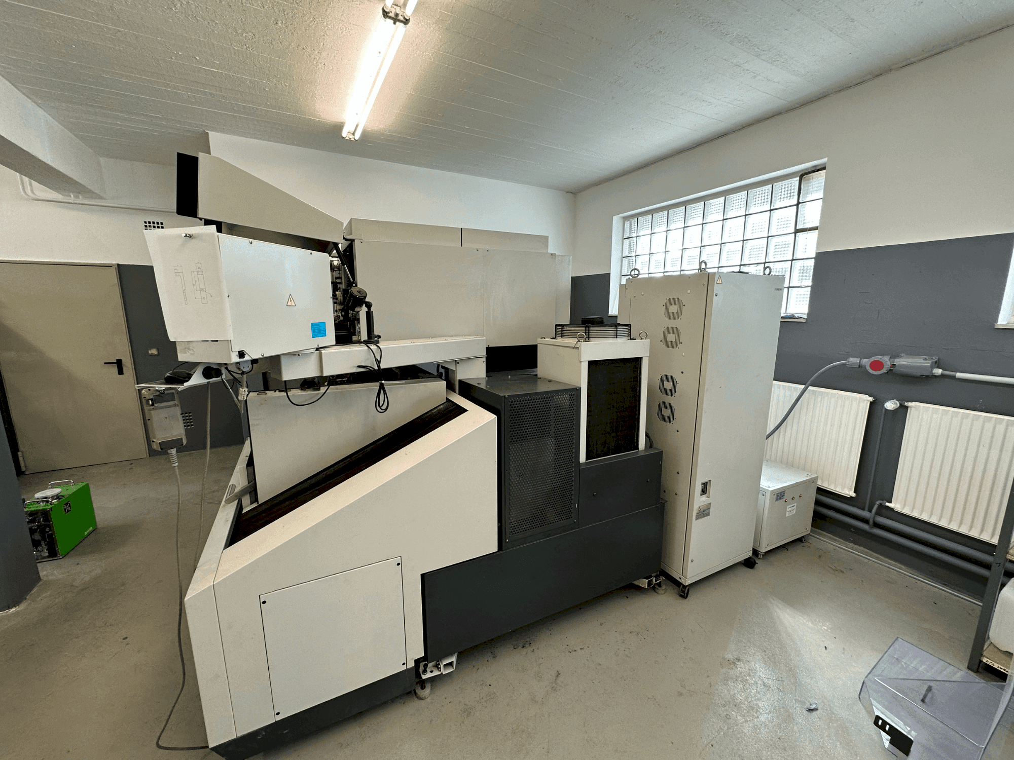 Vista Frontal  da Mitsubishi MV1200S  máquina