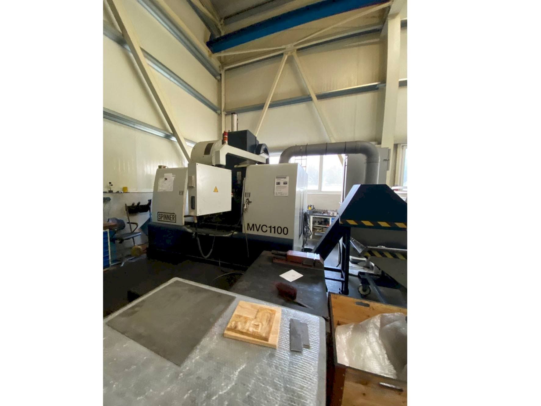 Vista Frontal  da SPINNER MVC 1100 B  máquina