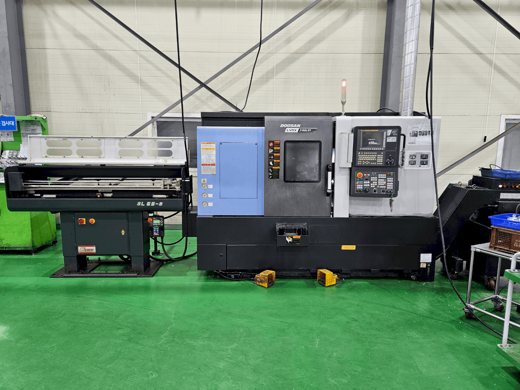 Vista Frontal  da DOOSAN LYNX 2100 LSYB  máquina