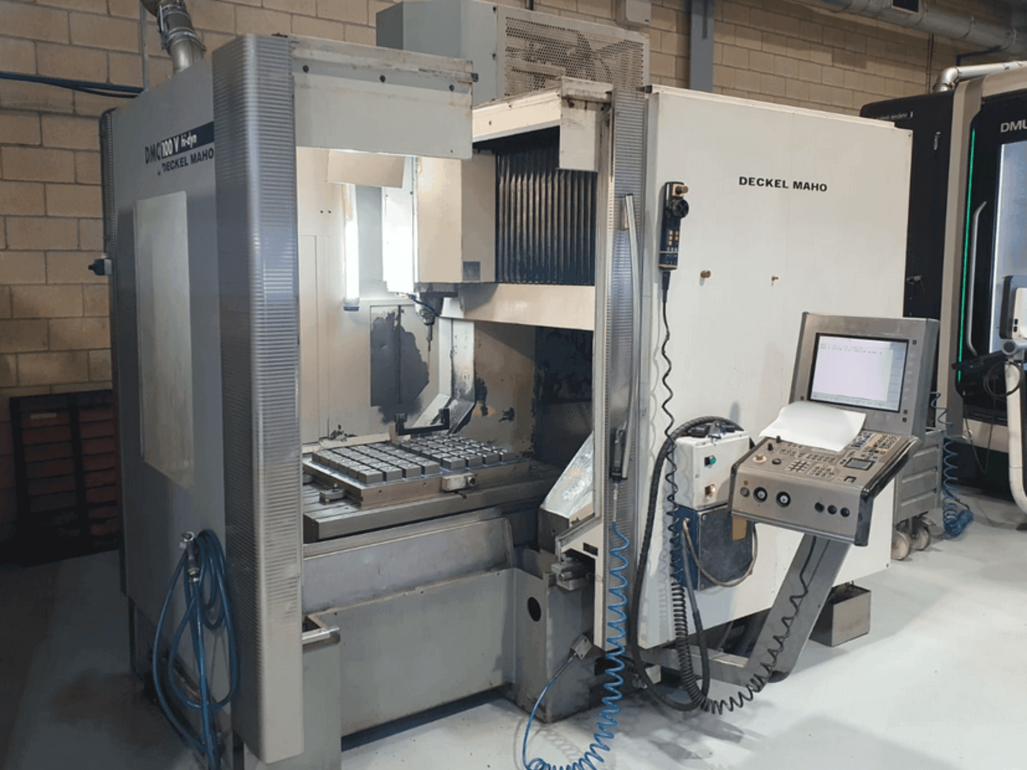 Vista Frontal  da DECKEL MAHO DMC 100V hi-dyn  máquina