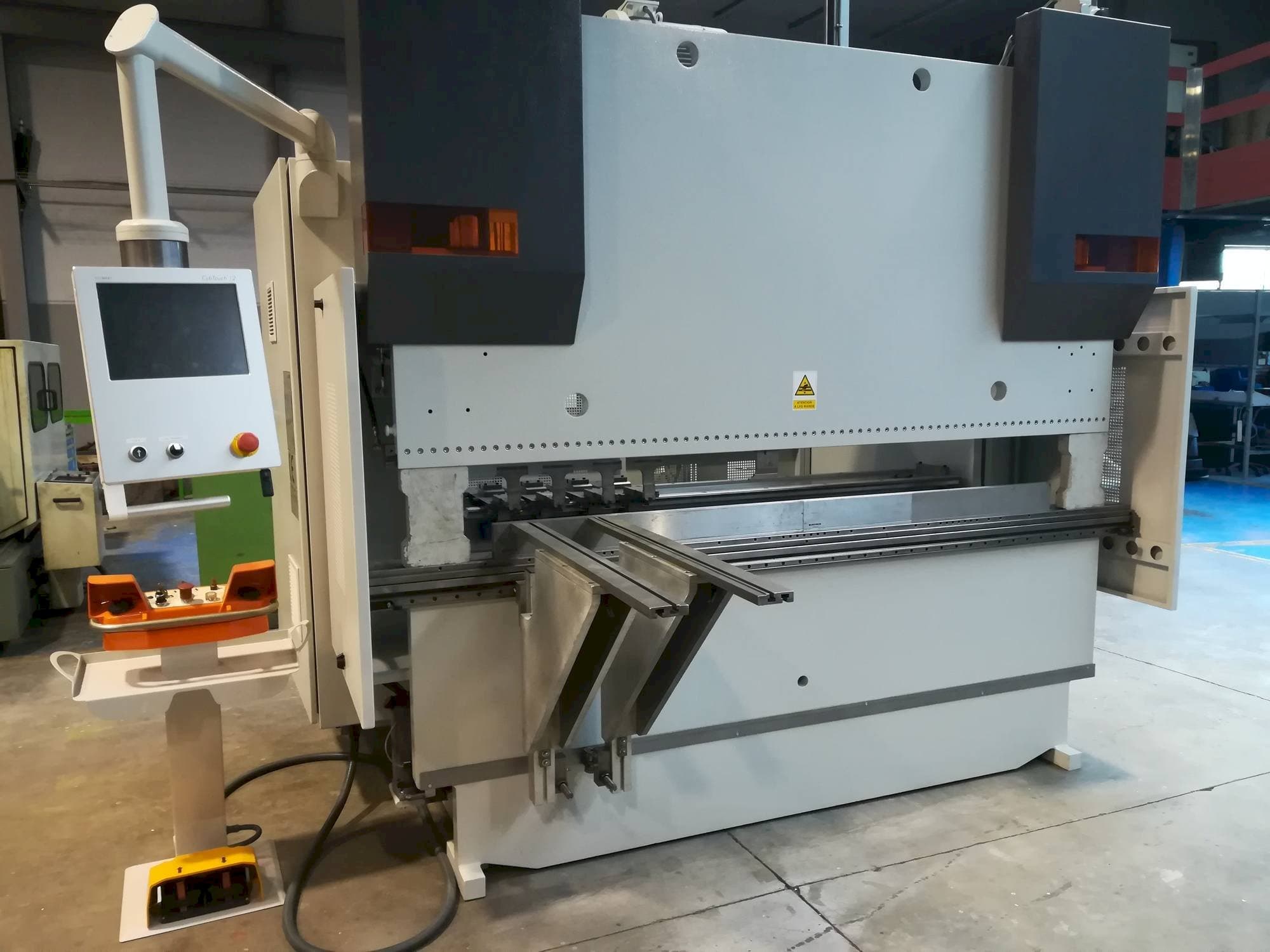 Vista Frontal  da LVD LVD PPEB 80/25 CAD-CNC  máquina