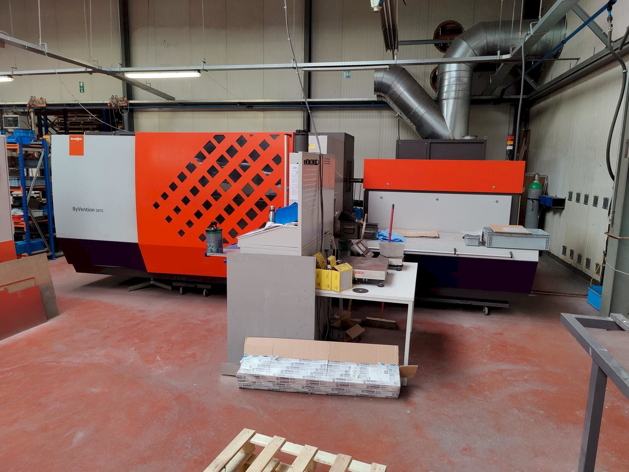 Vista Frontal  da Bystronic ByVention 3015  máquina