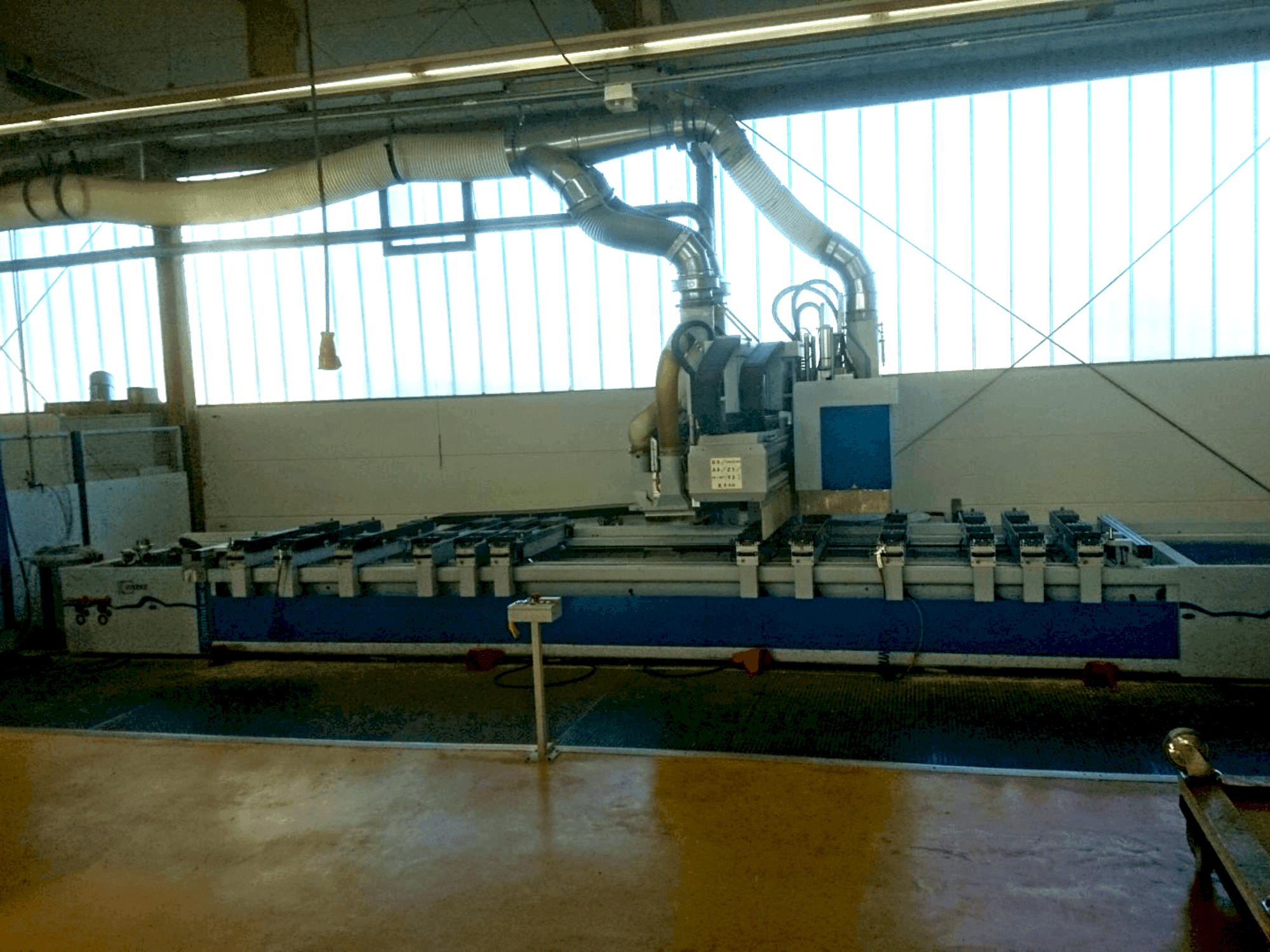 Vista Frontal  da Weeke Optimat BHC 655  máquina