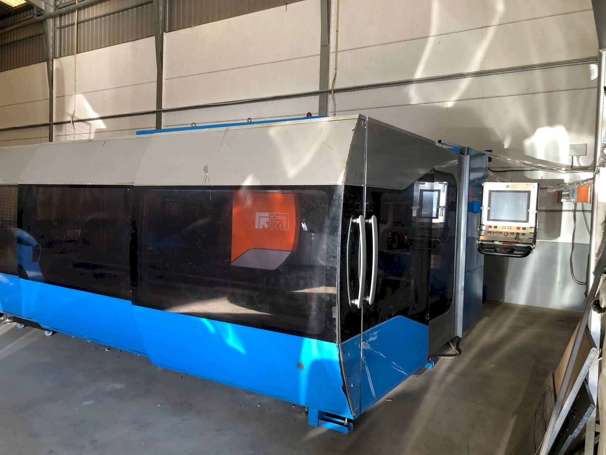 Vista Frontal  da Prima Power Zaphiro  máquina