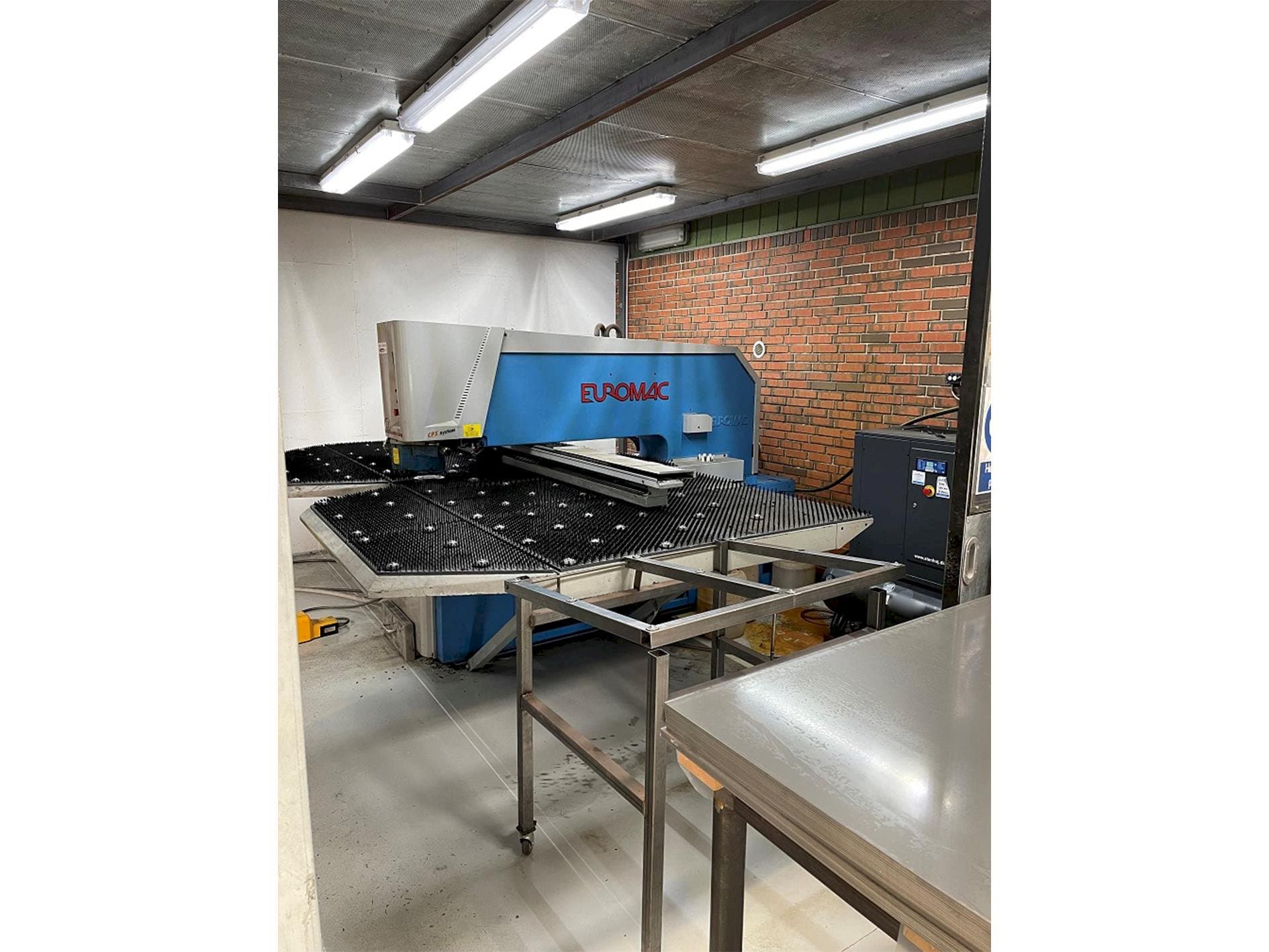 Vista Frontal  da Euromac ZX 1250/30  máquina