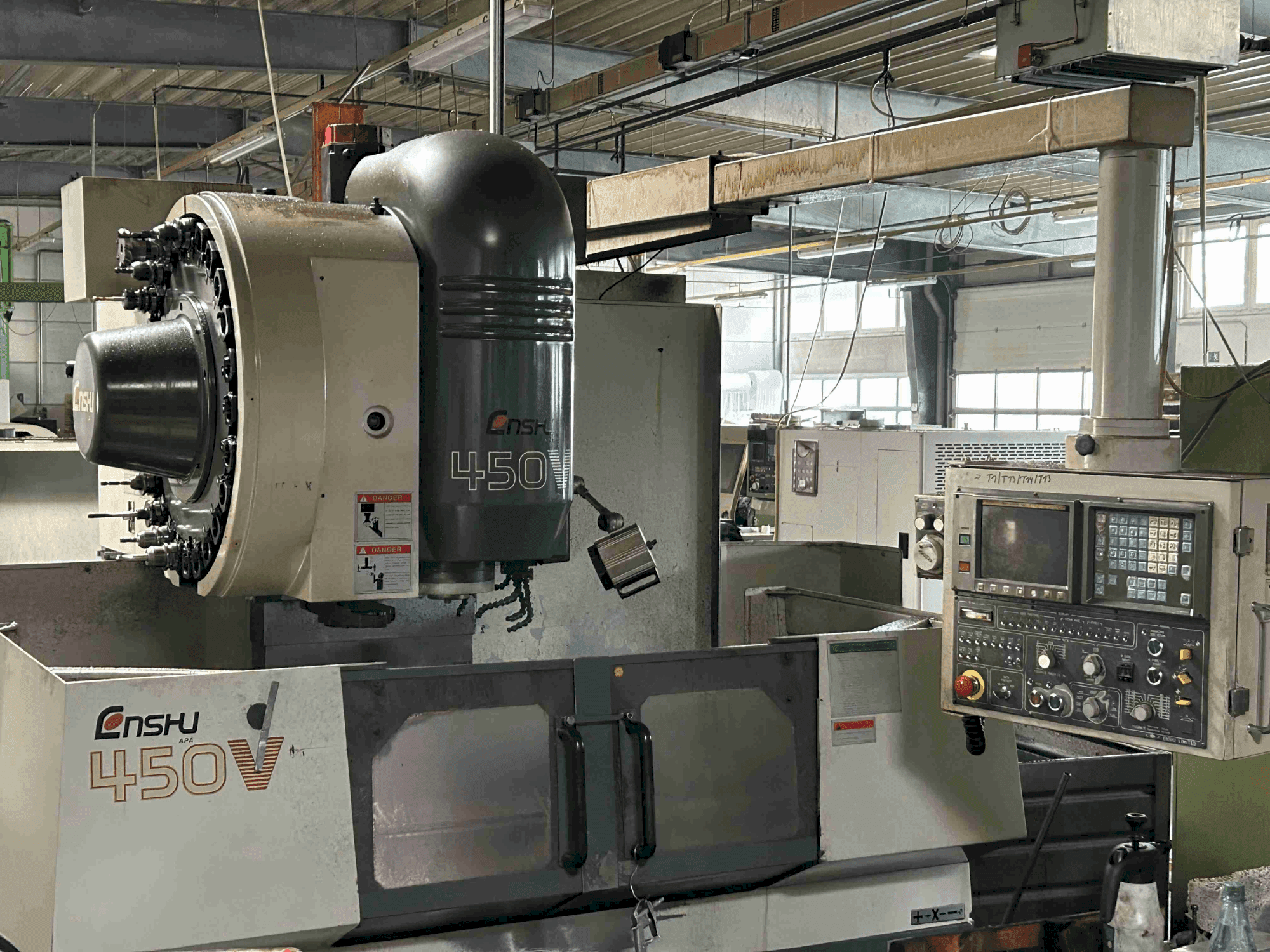 Vista Frontal  da Enshu 450 V  máquina