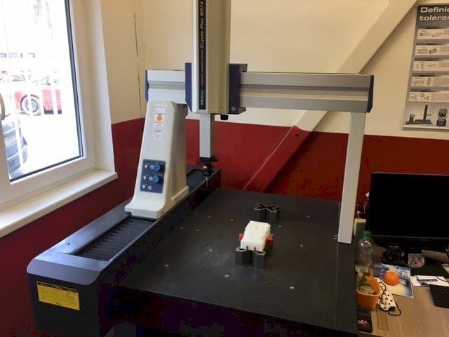 Vista Frontal  da Mitutoyo Crysta-Plus M 574  máquina