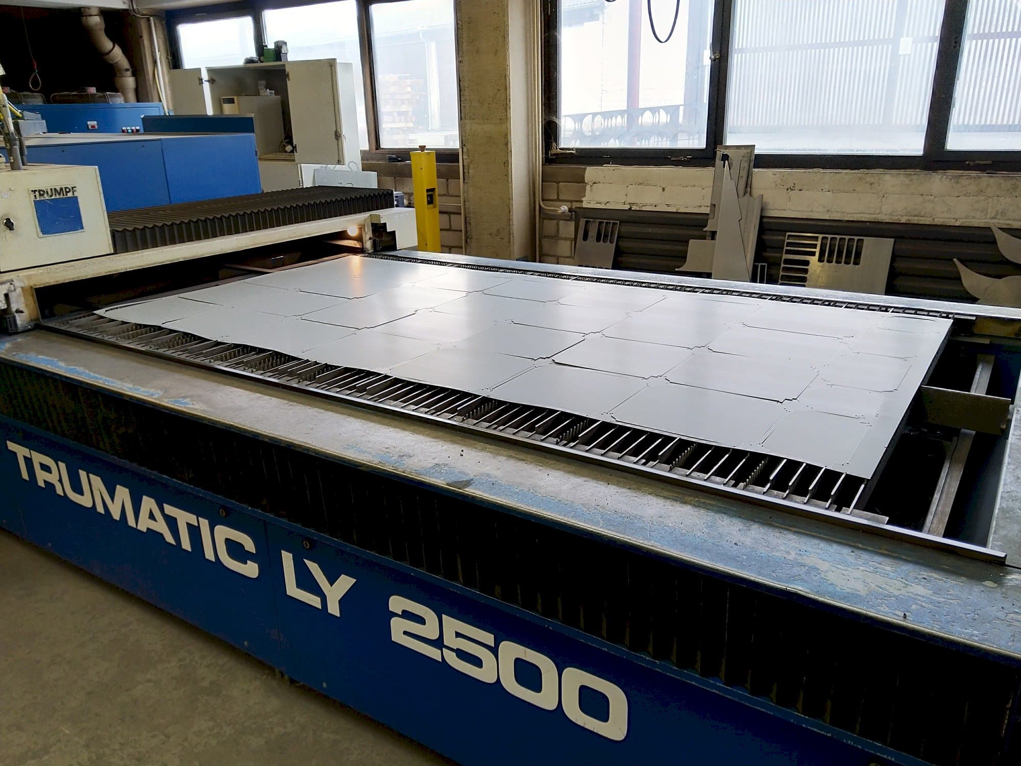 Vista Frontal  da Trumpf Trumatic LY2500  máquina