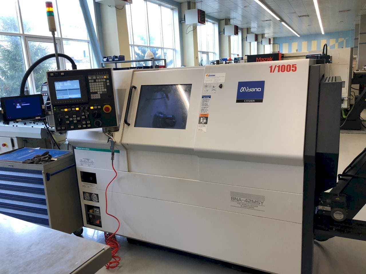 Vista Frontal  da Miyano BNA-42MSY  máquina