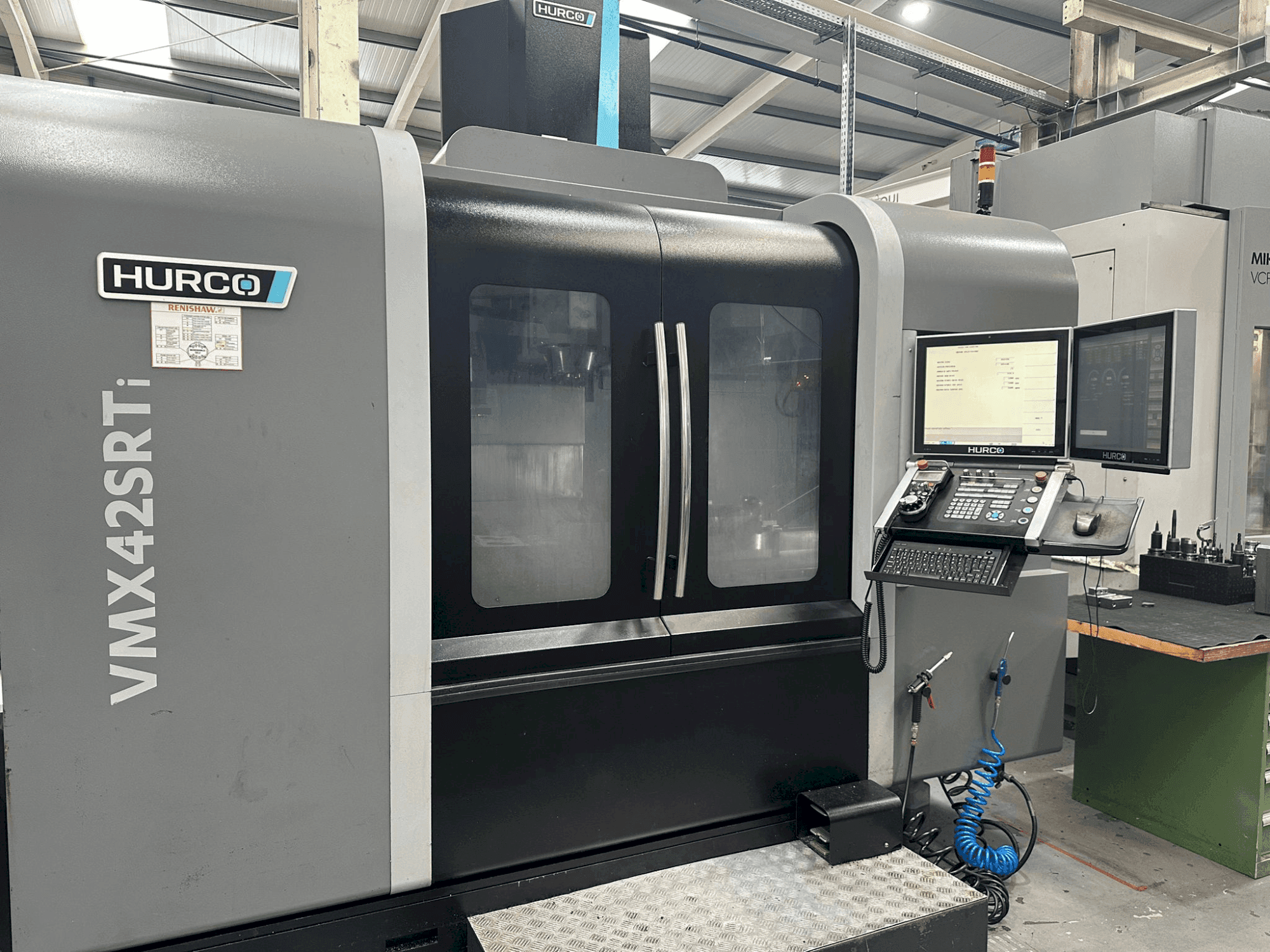 Vista Frontal  da Hurco VMX 42 SRTi  máquina