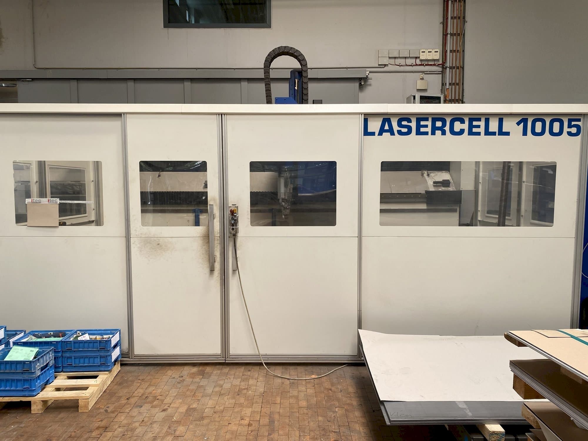 Vista Frontal  da Trumpf TLC 1005  máquina