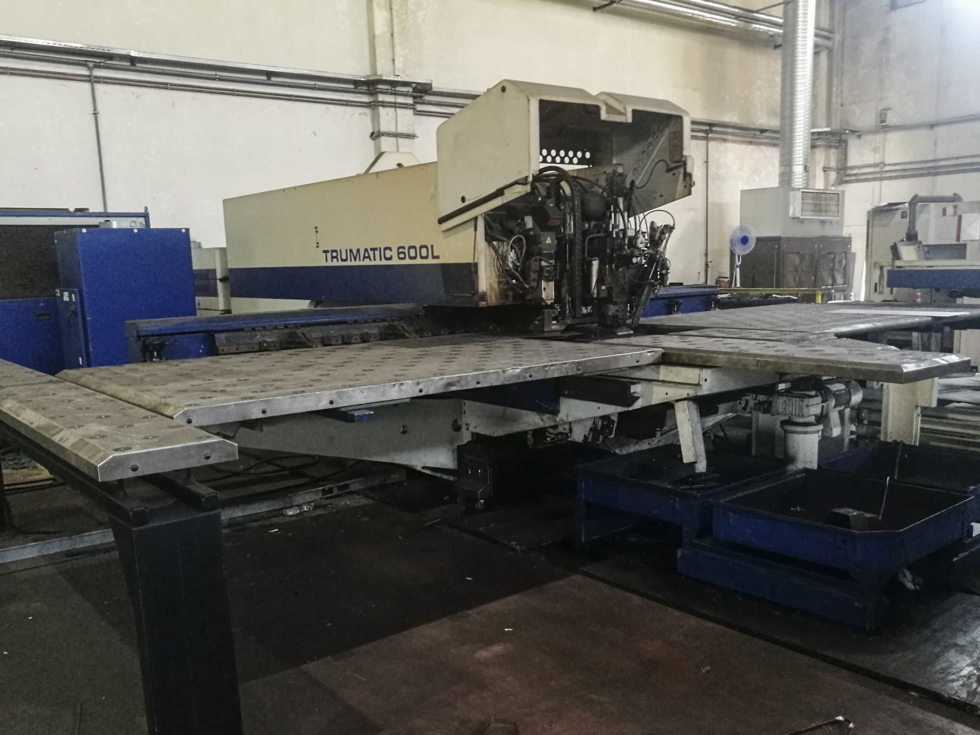 Vista Esquerda  da Trumpf Trumatic 600L  máquina