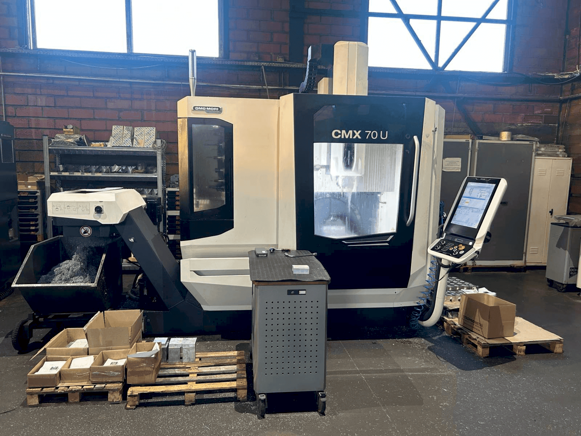 Vista Frontal  da DMG MORI CMX 70U (2022)  máquina