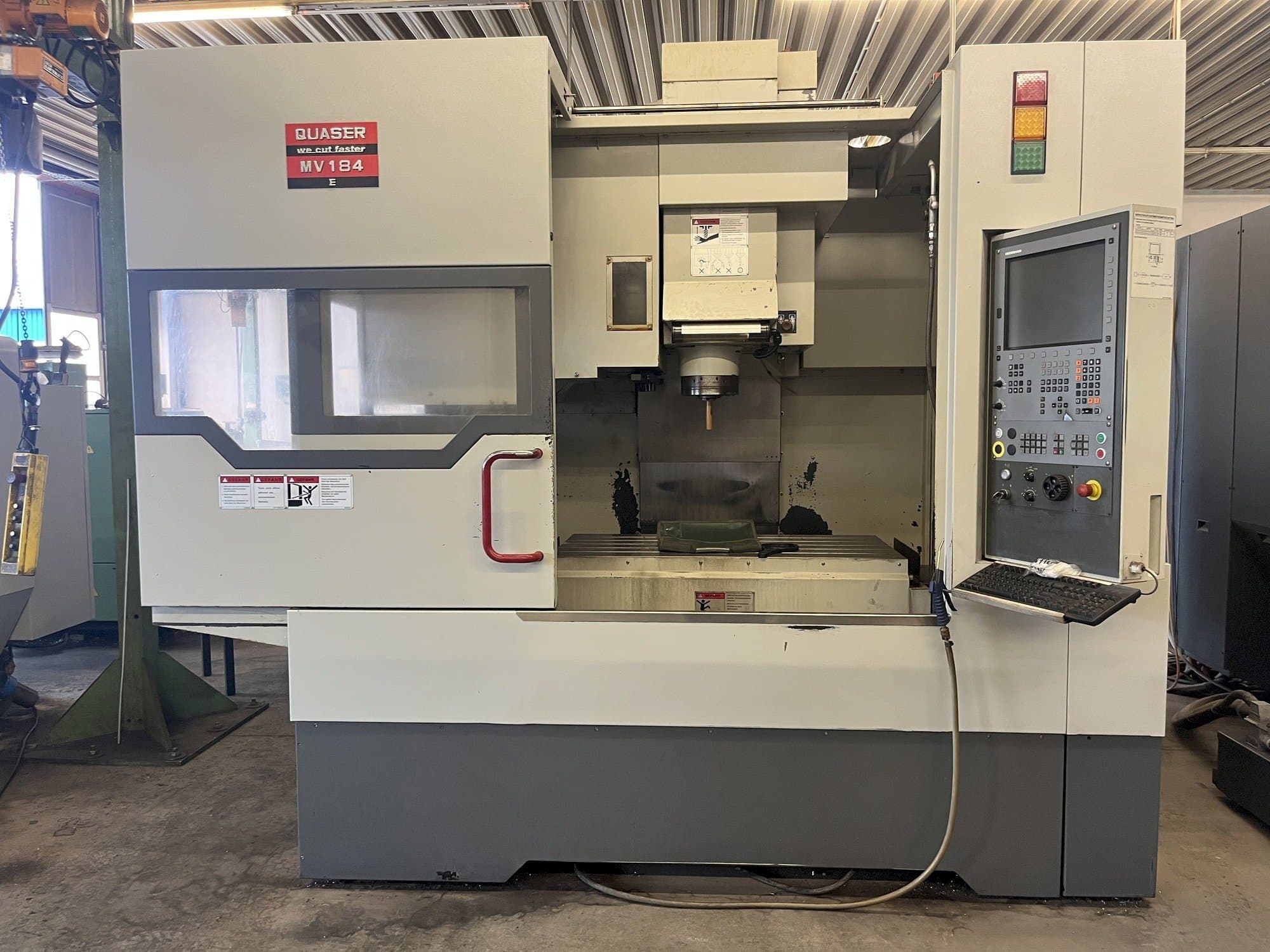 Vista Frontal  da Quaser MV 184E  máquina