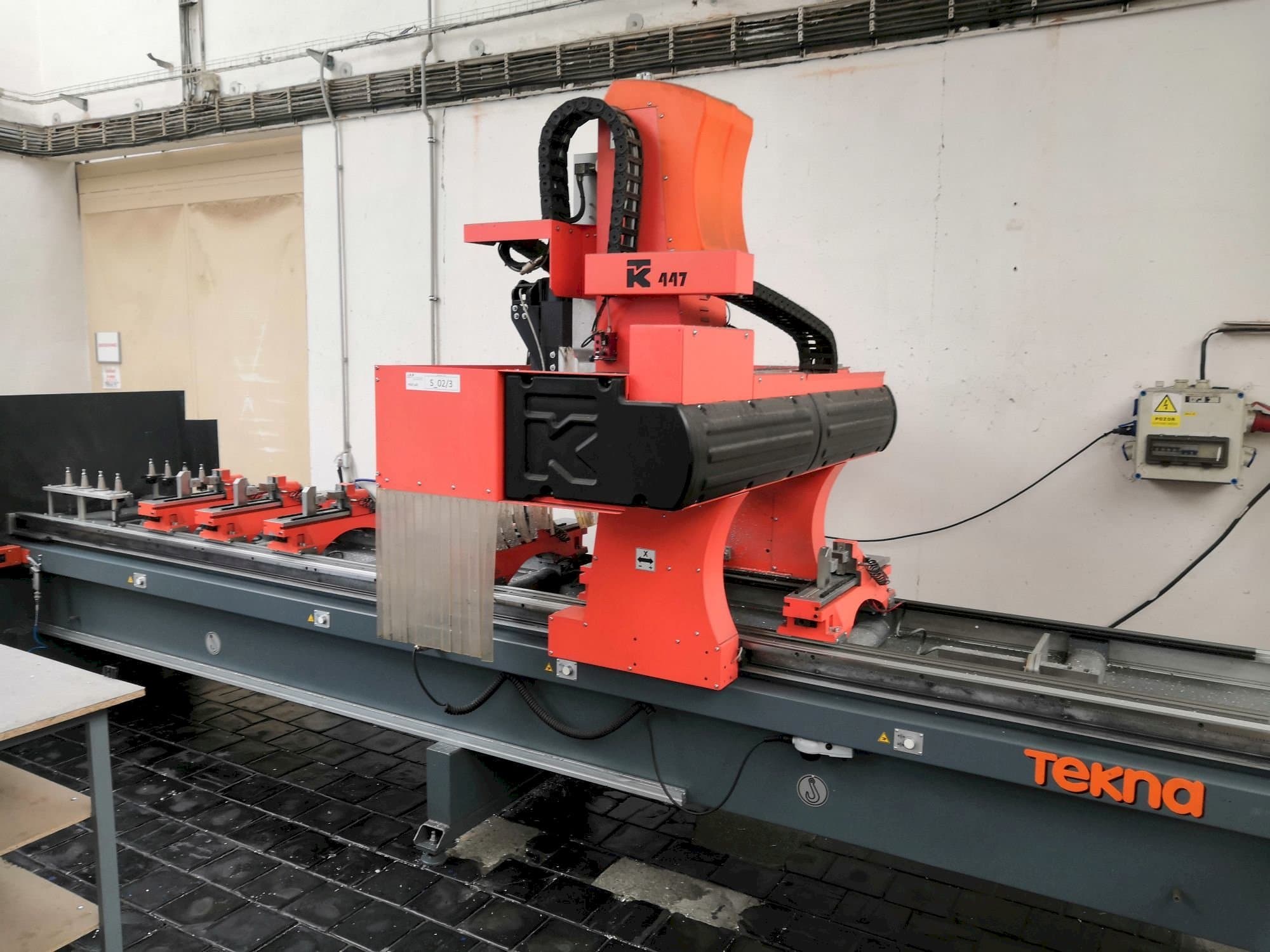 Vista Frontal  da Tekna TK447/4  máquina