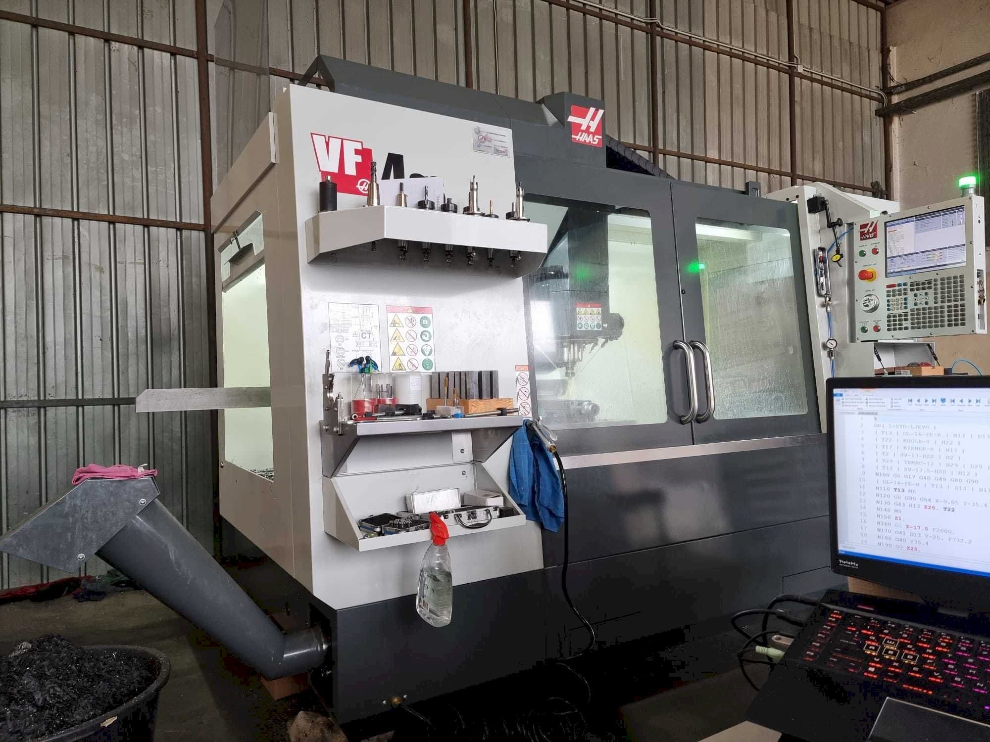 Vista Frontal  da HAAS VF4SS  máquina