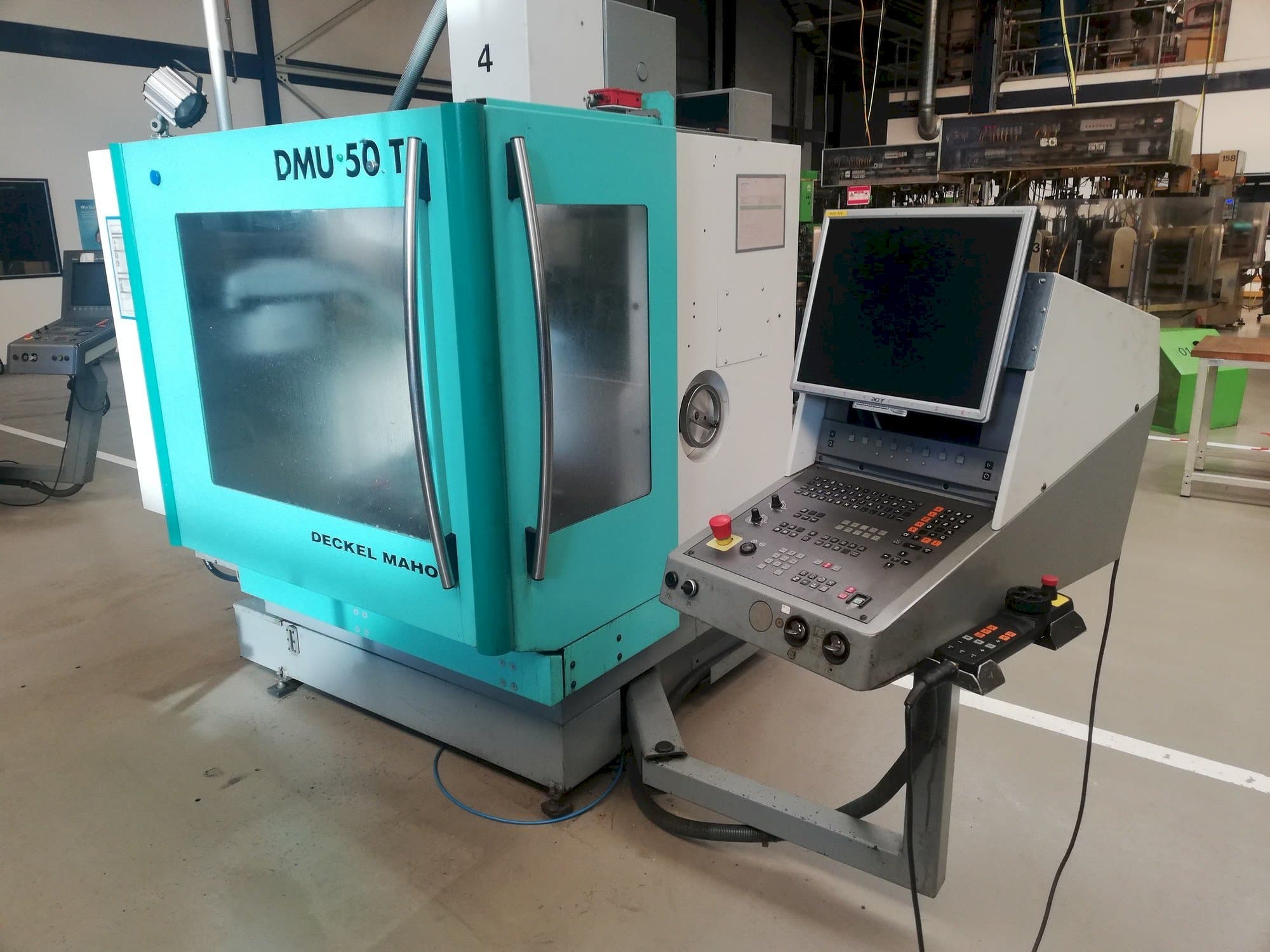 Vista Frontal  da DECKEL MAHO DMU 50T  máquina