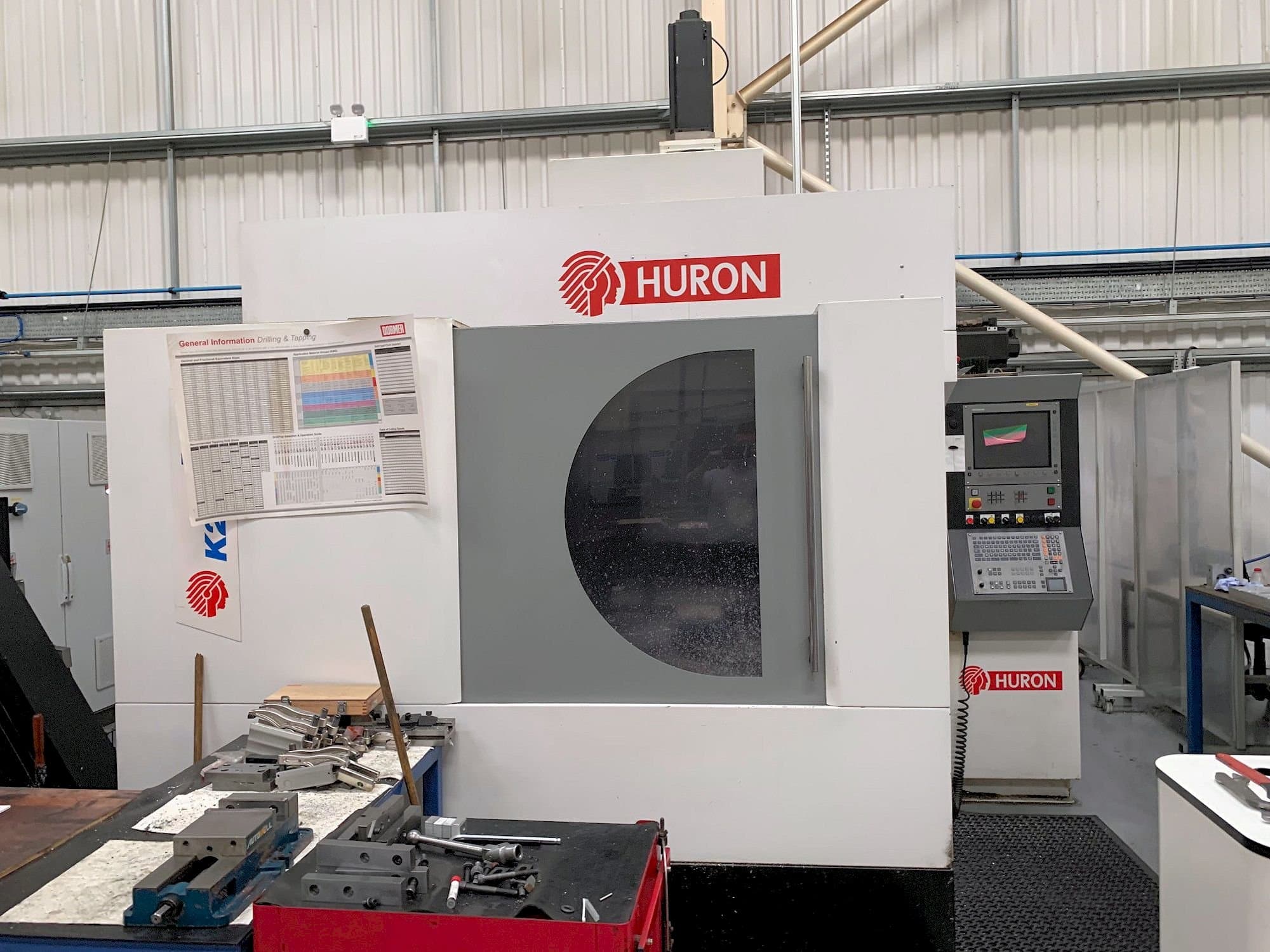 Vista Frontal  da Hurco K2X 10  máquina