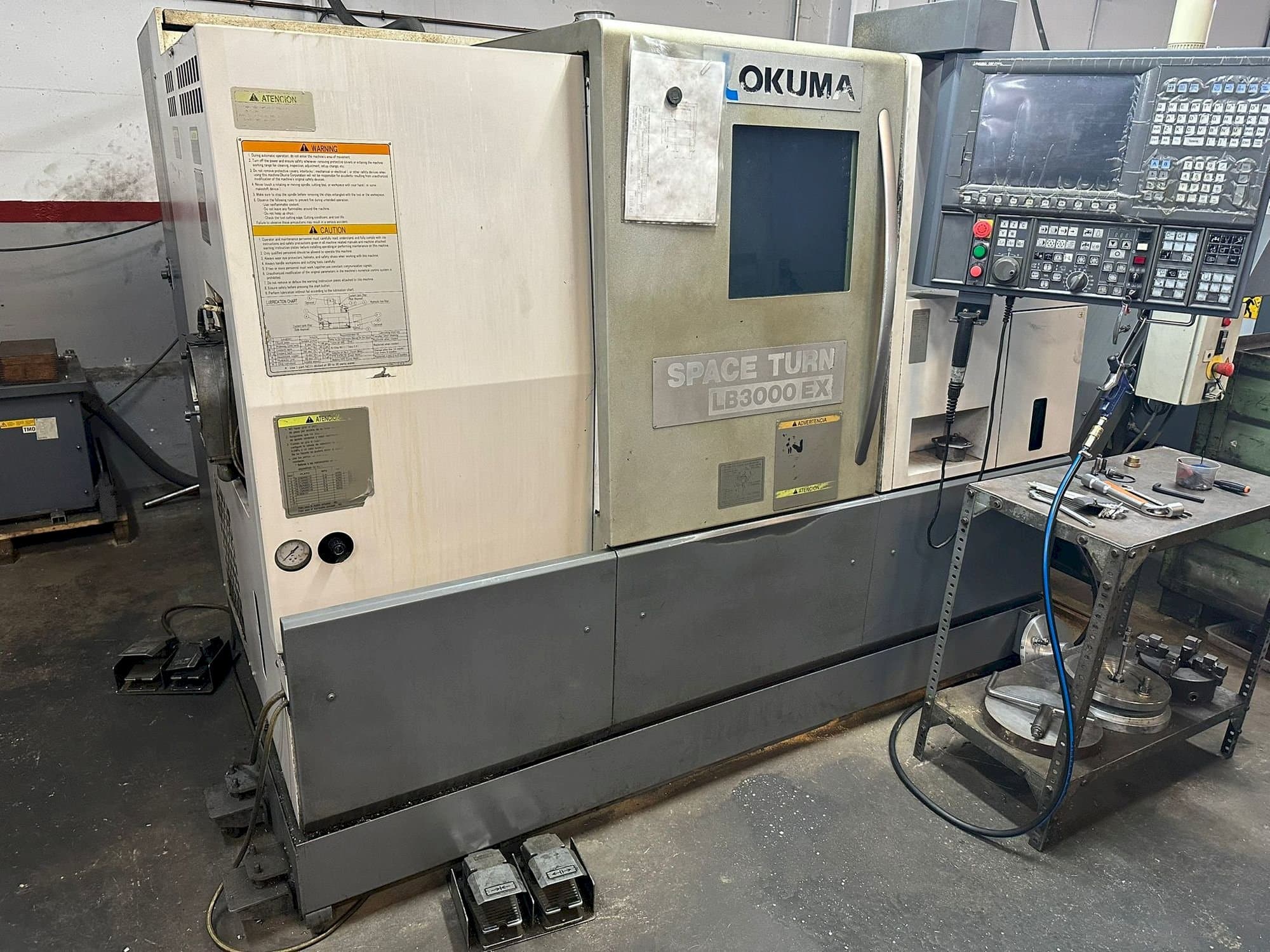 Vista Frontal  da Okuma LB 3000EX  máquina
