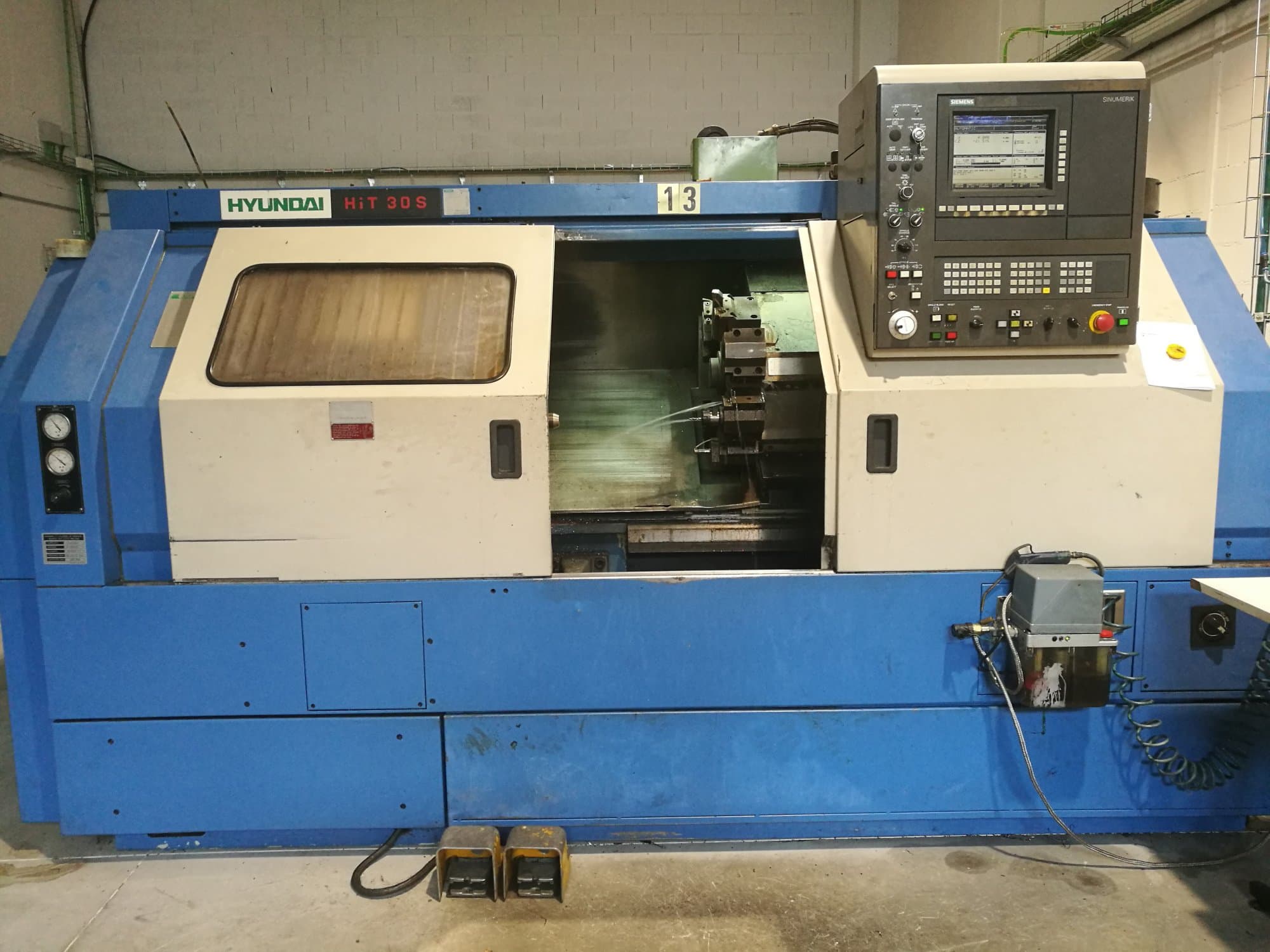 Vista Frontal  da Hyundai Kia HiT-30S  máquina