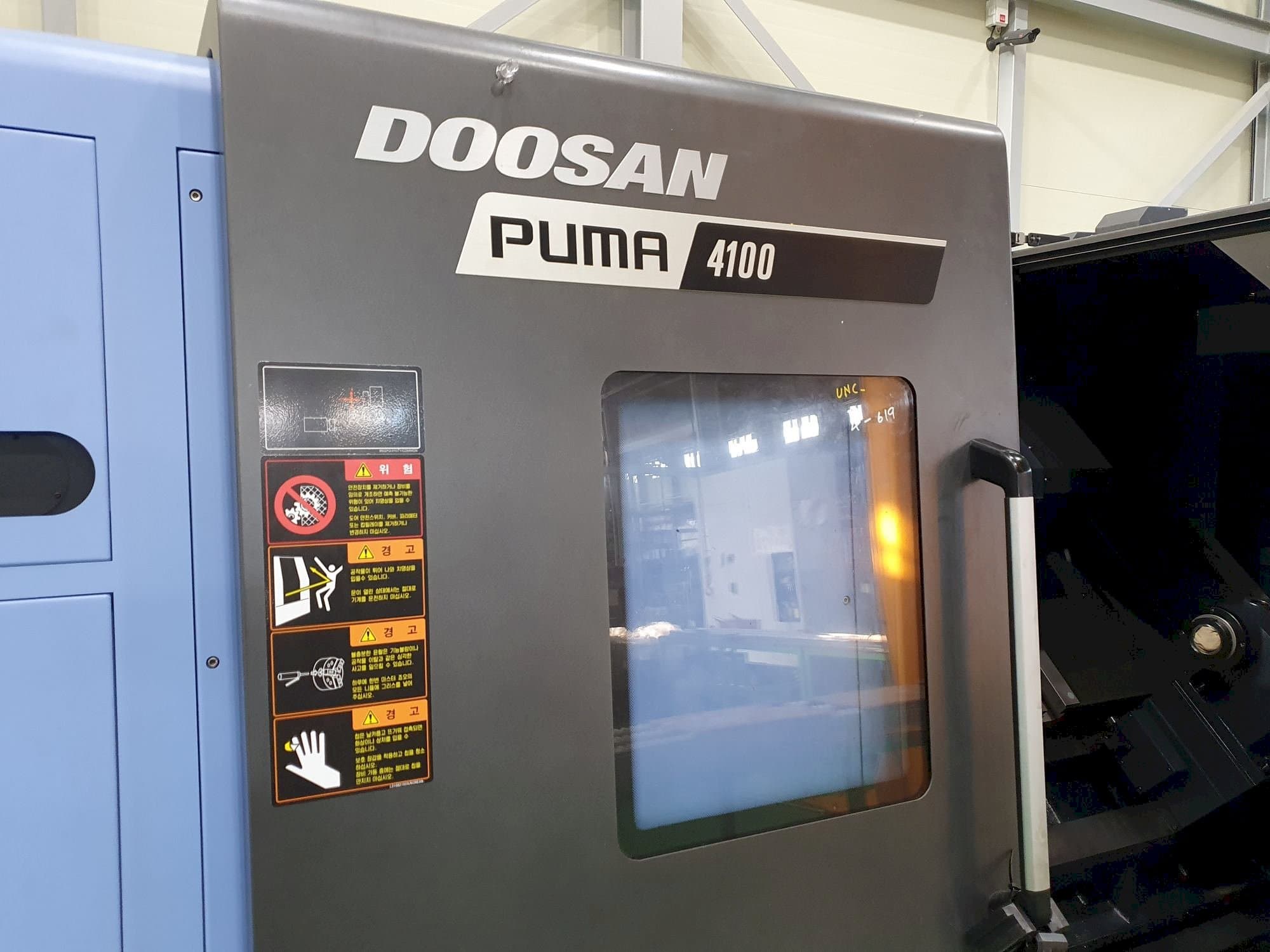 Vista Frontal  da Doosan PUMA 4100B  máquina