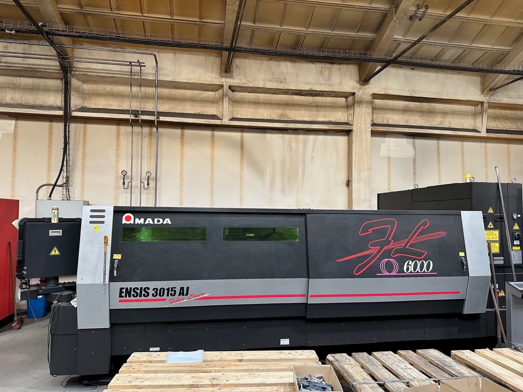 Vista Frontal  da AMADA ENSIS-3015 AJ  máquina