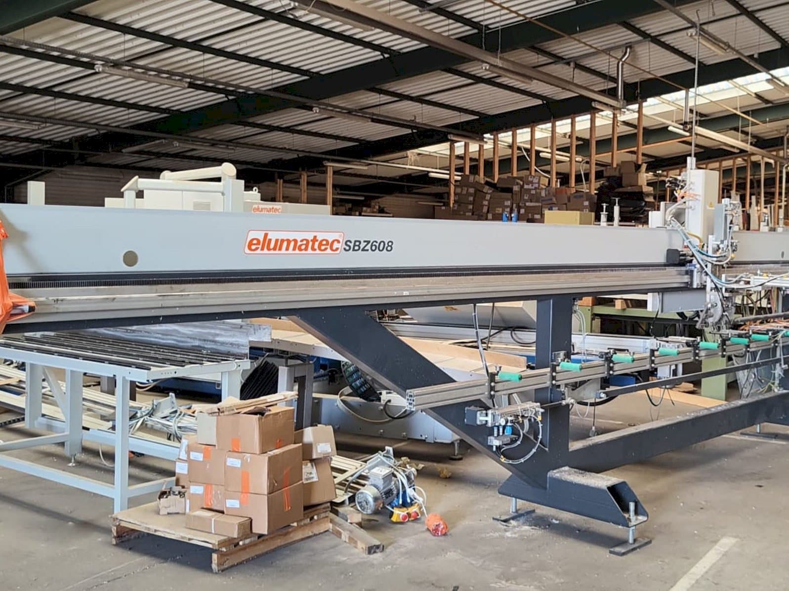 Vista Frontal  da Elumatec SBZ 608  máquina