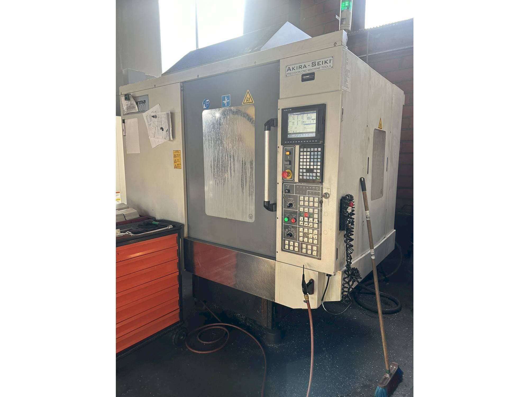 Vista Frontal  da Akira Seiki PC700  máquina
