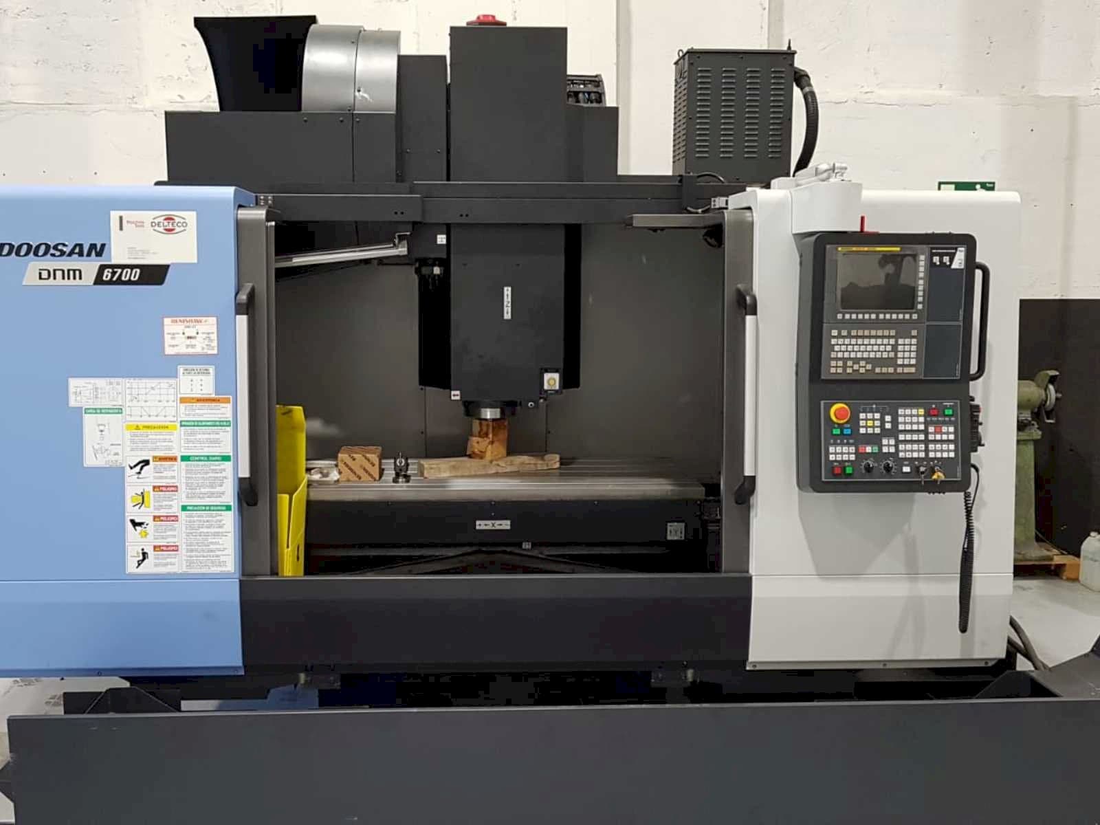 Vista Frontal  da Doosan DNM 6700  máquina