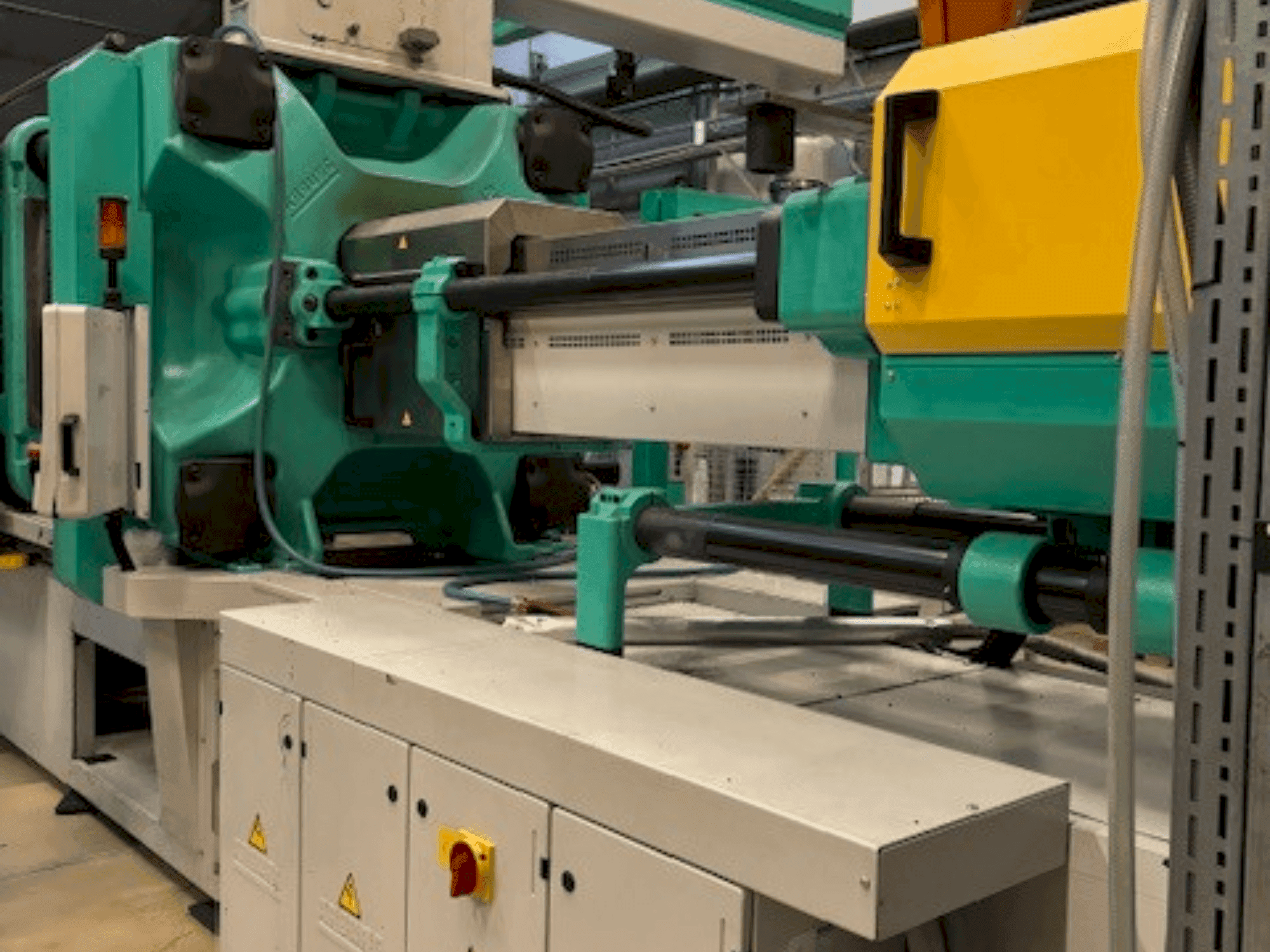 Vista Frontal  da Arburg Allrounder 920S 5000-3200  máquina