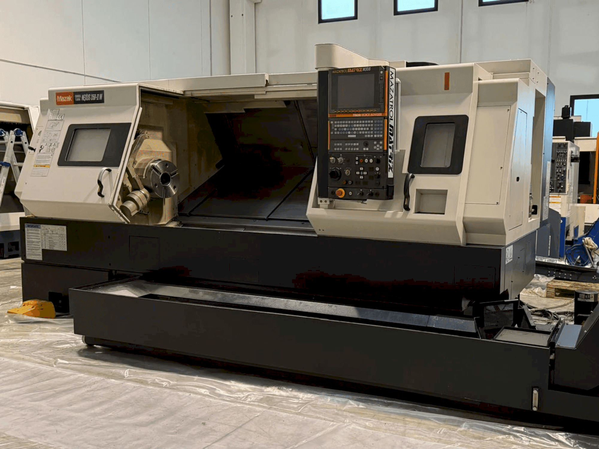 Vista Frontal  da Mazak QT Nexus 350 II M  máquina