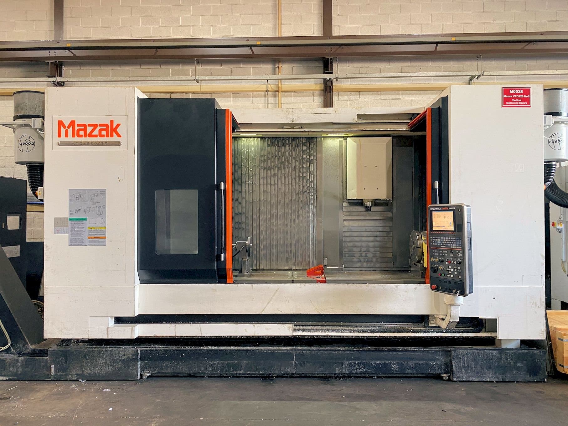 Vista Frontal  da Mazak VTC-820/30  máquina