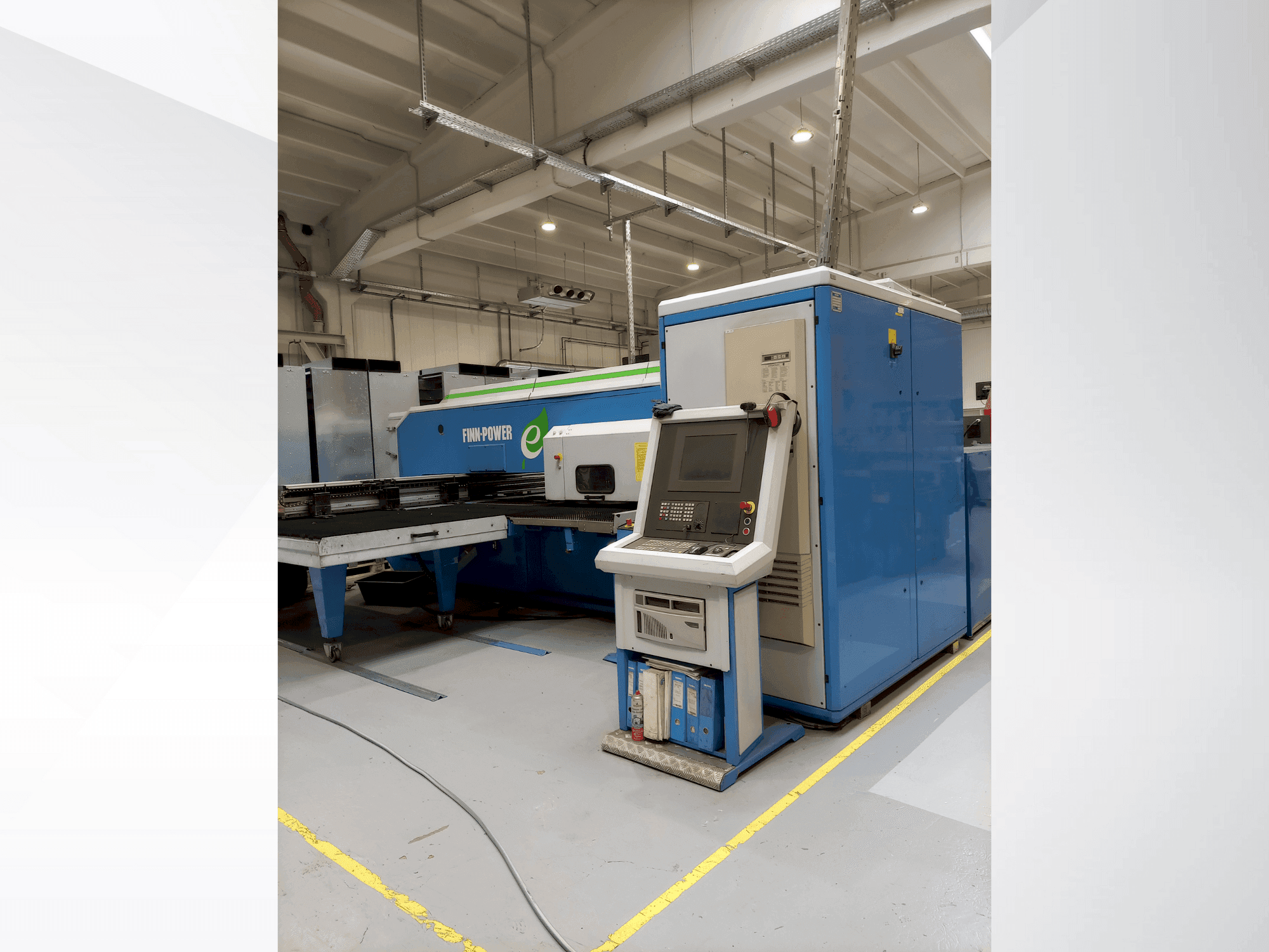 Vista Frontal  da Finn-Power E5 U  máquina