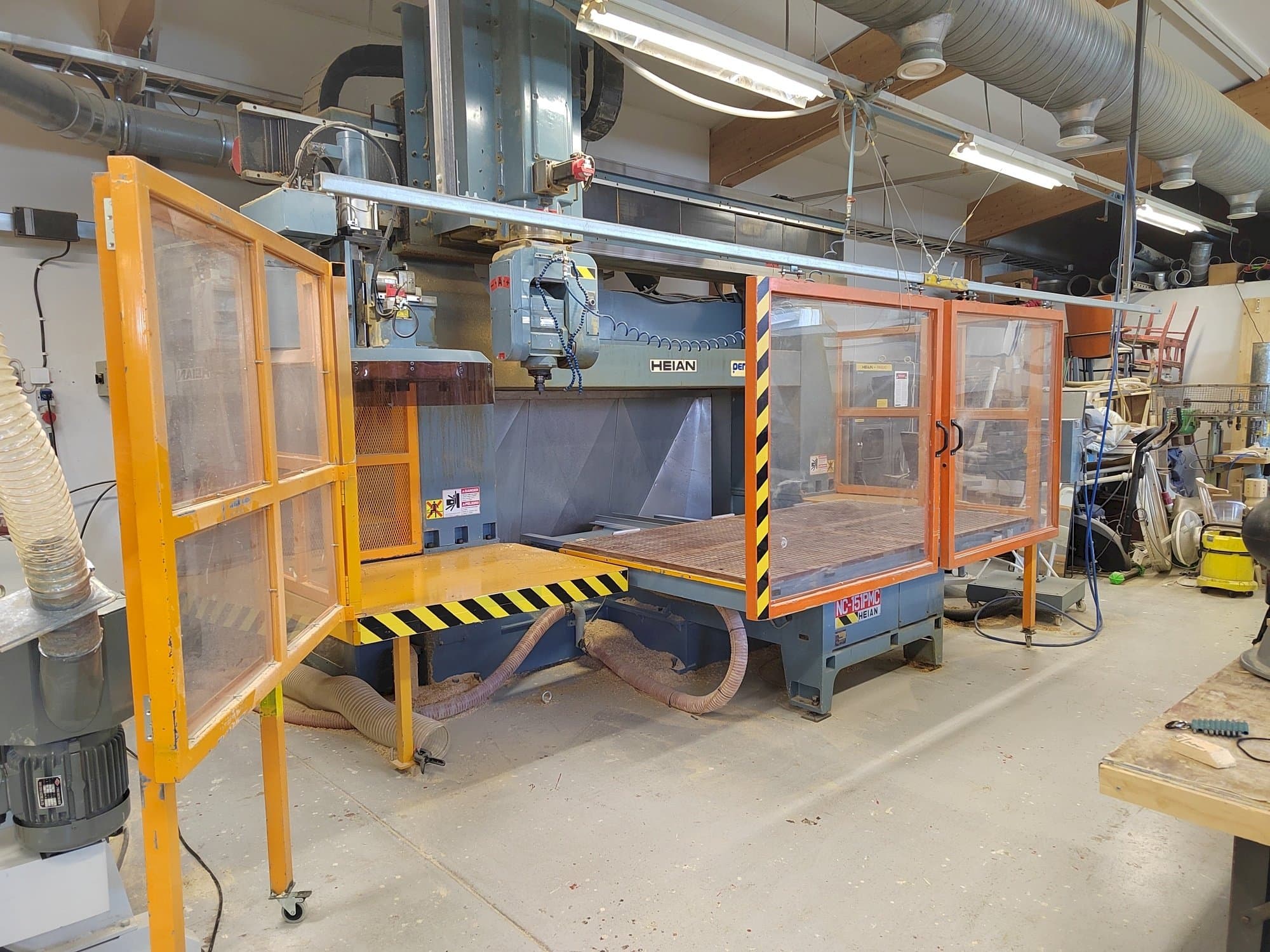 Vista Frontal  da HEIAN NC 151  máquina