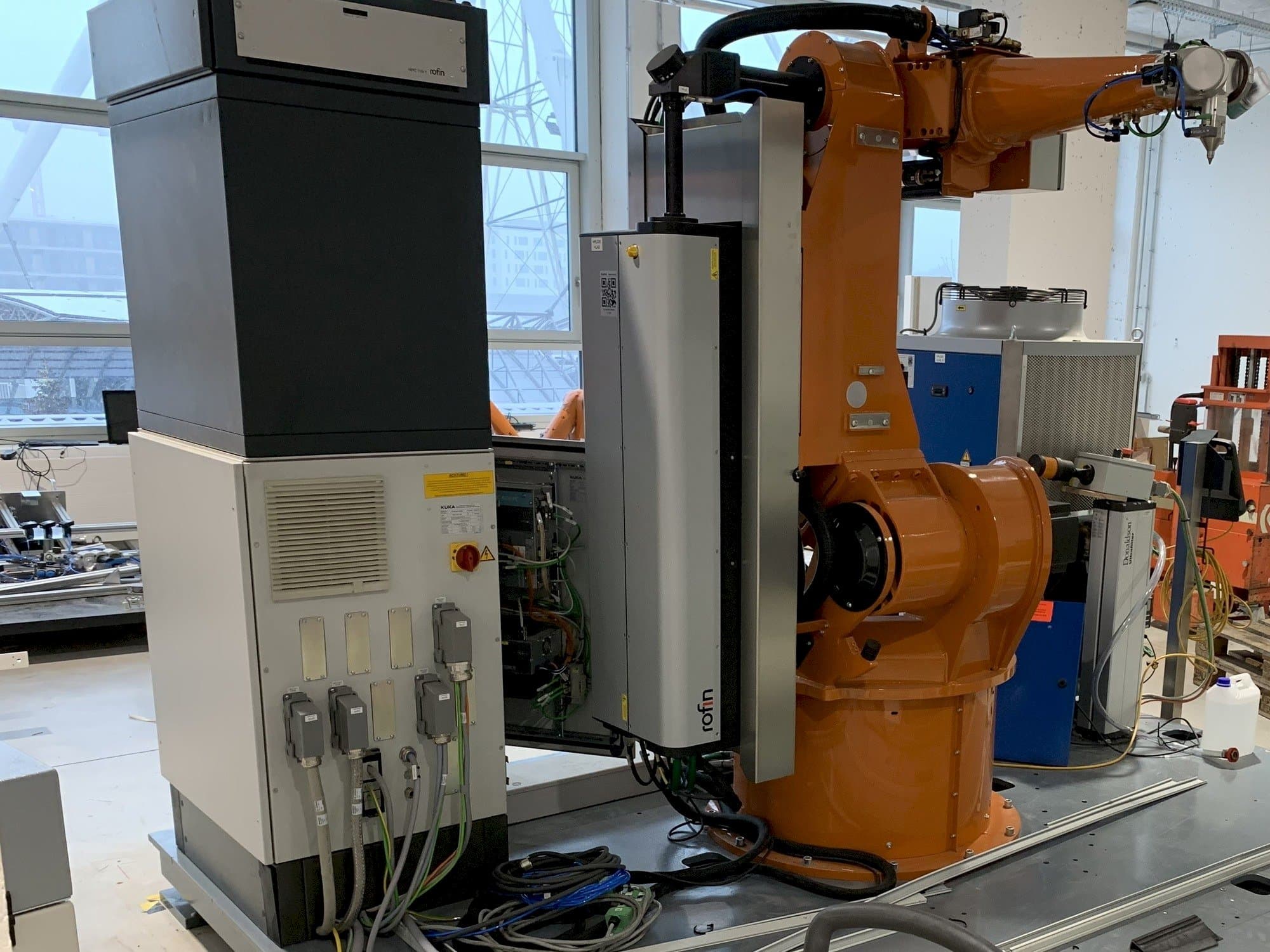 Vista Frontal  da Reis Robotics Laserroboter RV6L  máquina